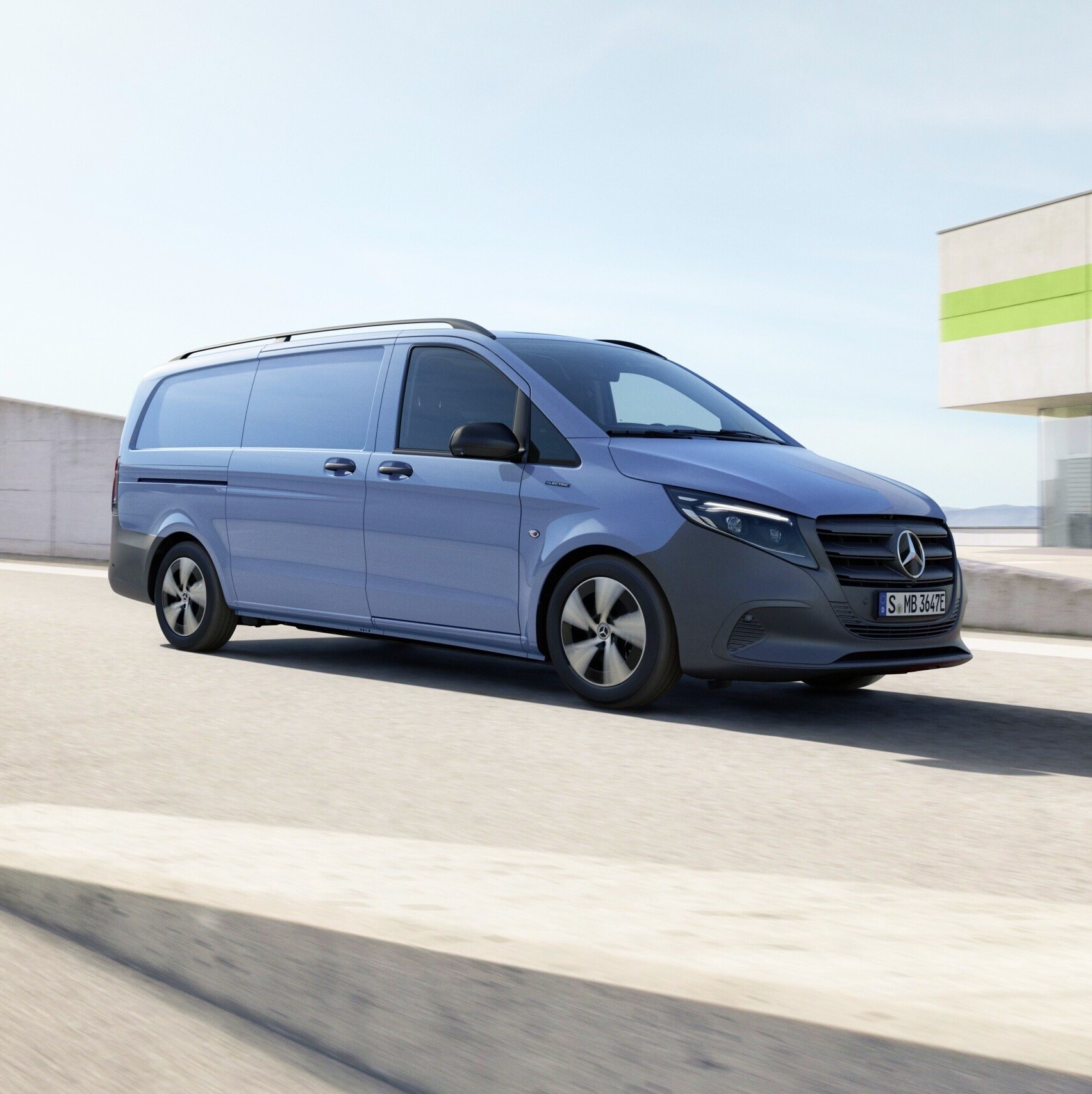 Modelul Mercedes-Benz eVito furgonetă cu panou pe acoperișul unei parcări supraetajate.