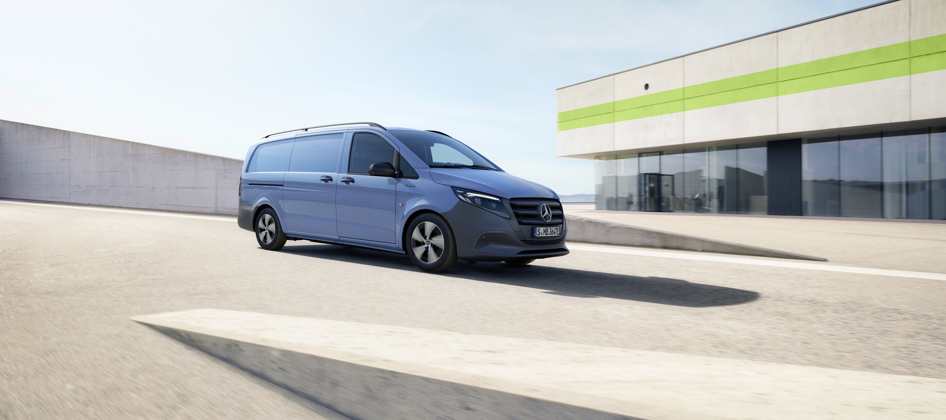 Comparație între modele | eVito furgonetă cu panou | Mercedes-Benz Modelul Mercedes-Benz eVito furgonetă cu panou pe acoperișul unei parcări supraetajate.