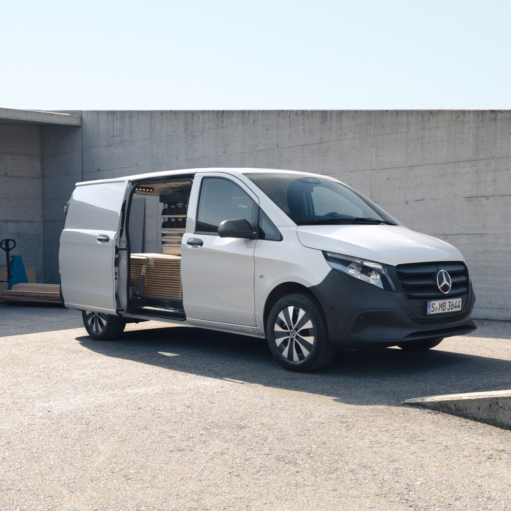 Modelul Mercedes-Benz Vito furgonetă cu panou pe un șantier.