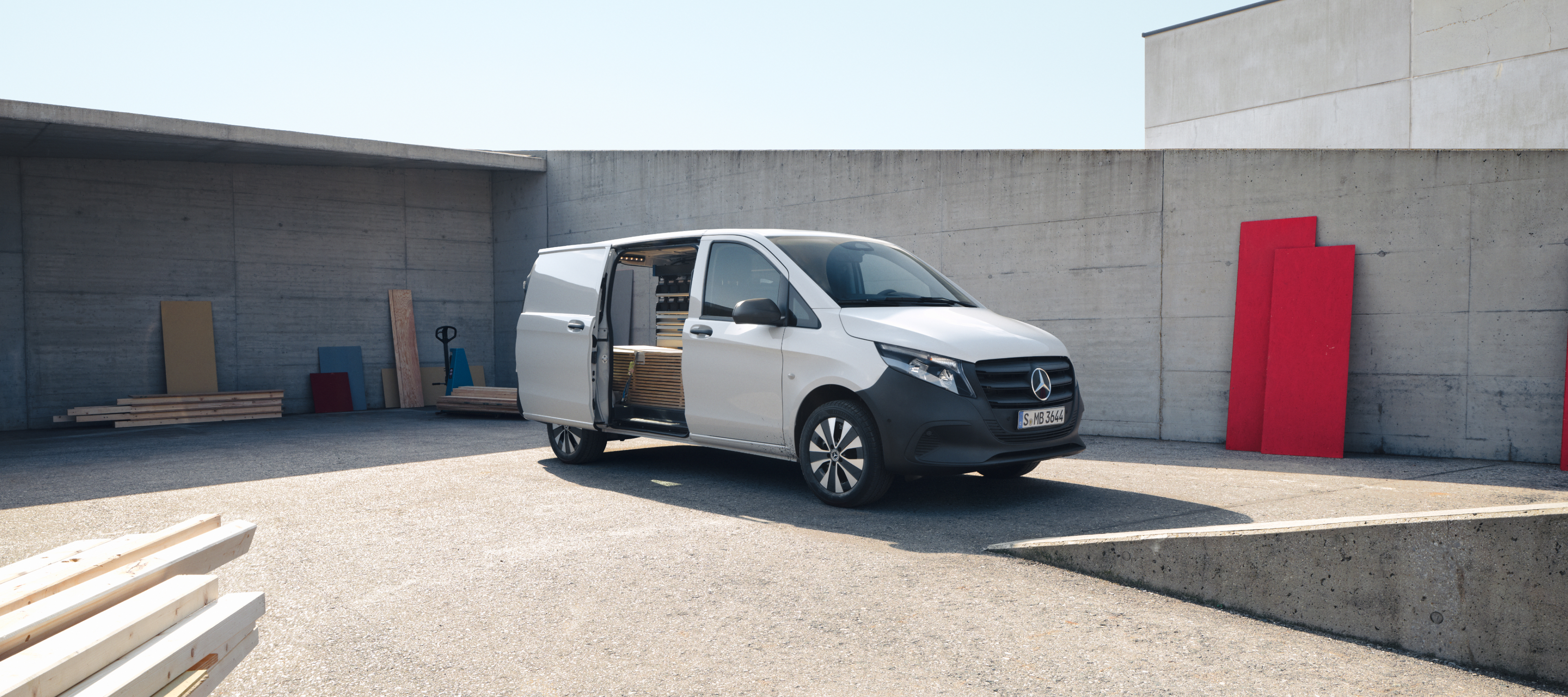 Comparație între modele | Vito furgonetă cu panou | Mercedes-Benz Modelul Mercedes-Benz Vito furgonetă cu panou pe un șantier.