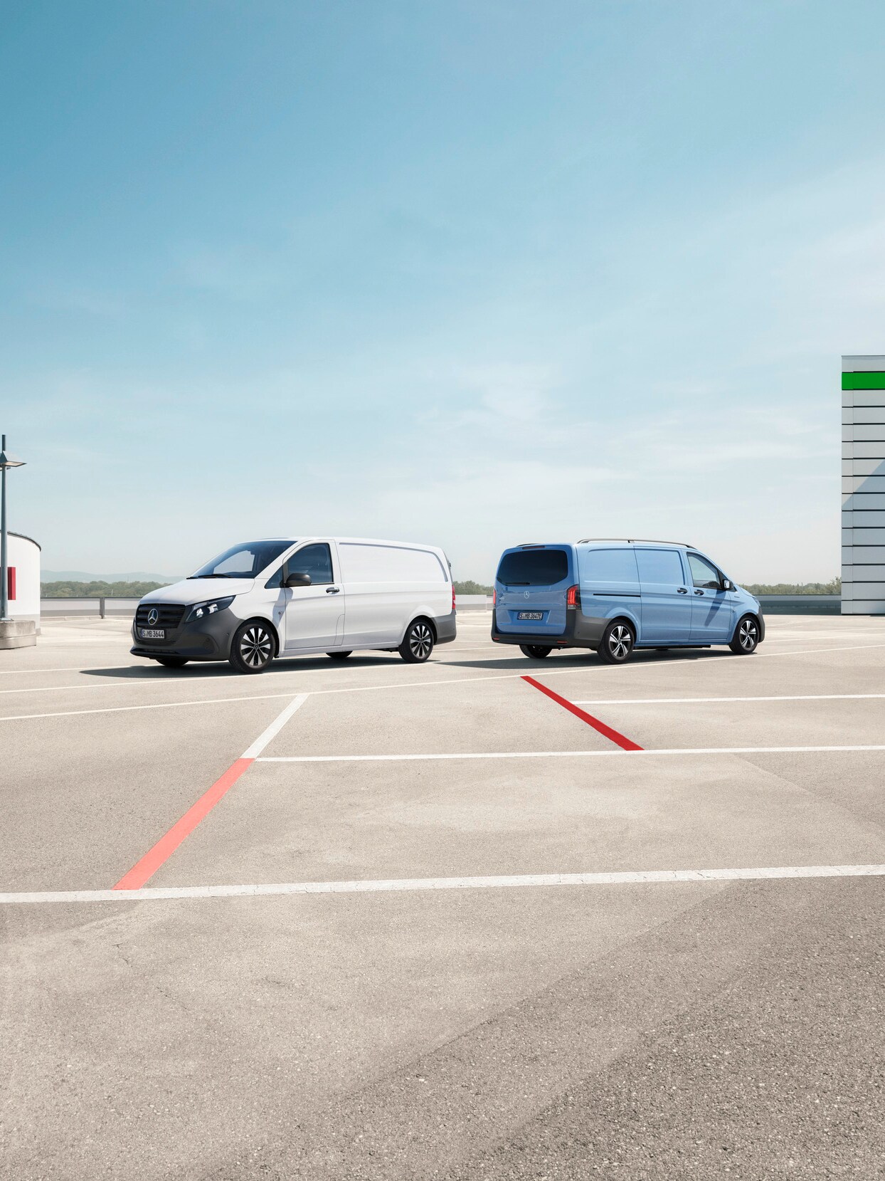 Modelele Vito și eVito furgon în fața unei parcări.