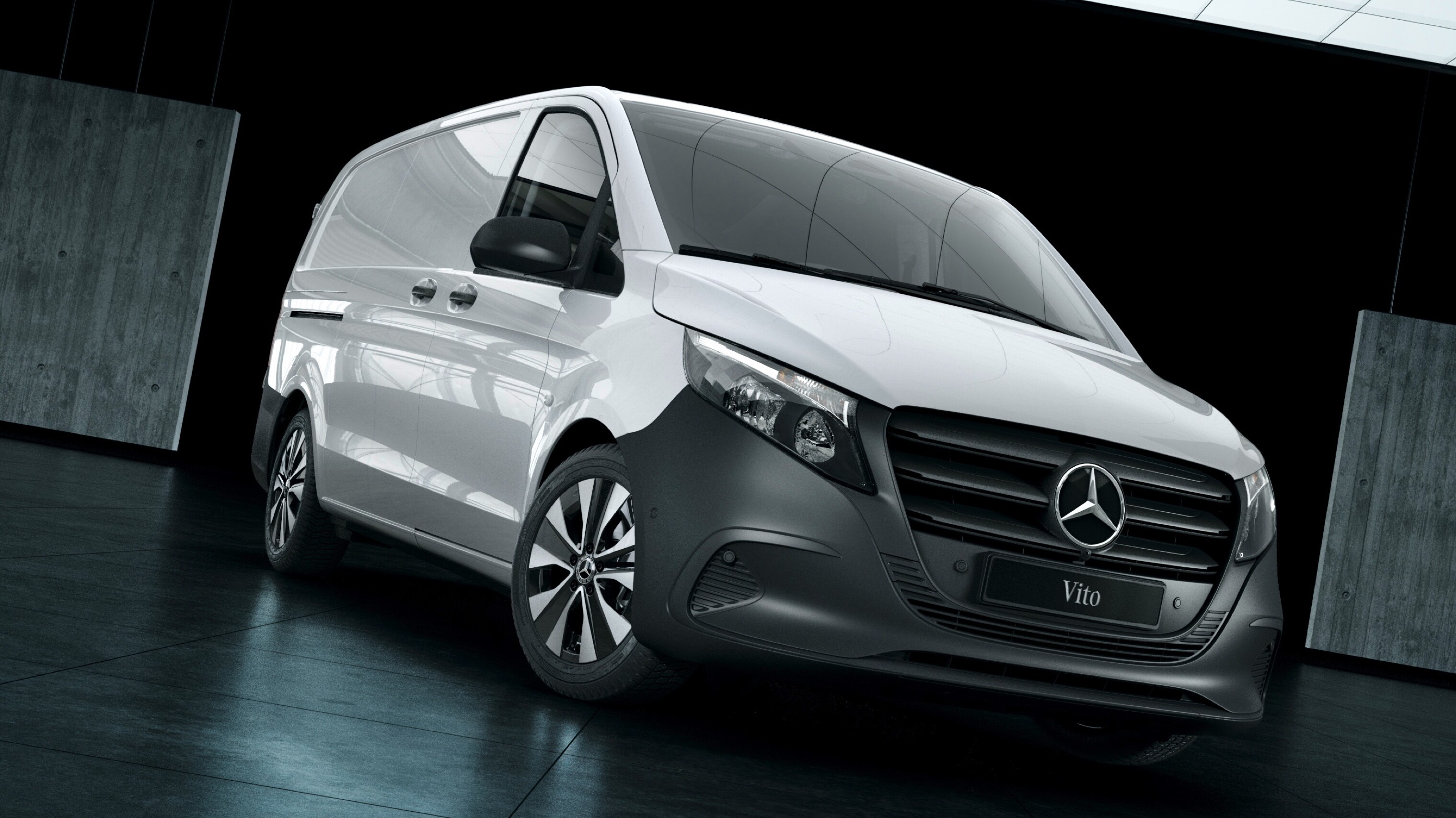 Modelul Mercedes-Benz Vito autodubă se află într-o hală, înconjurat de stâlpi din beton.