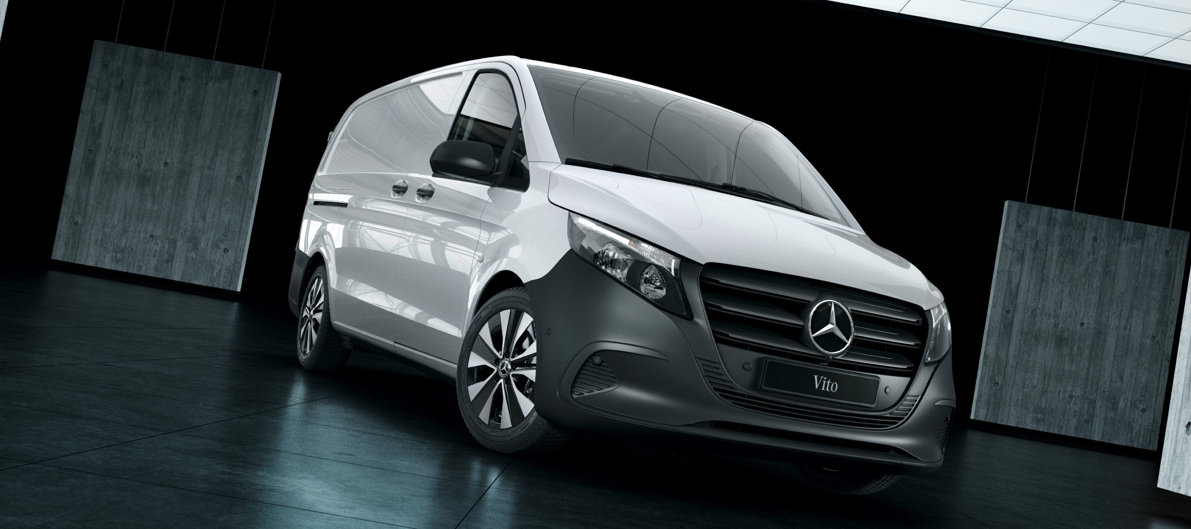 Modelul Mercedes-Benz Vito autodubă se află într-o hală, înconjurat de stâlpi din beton.