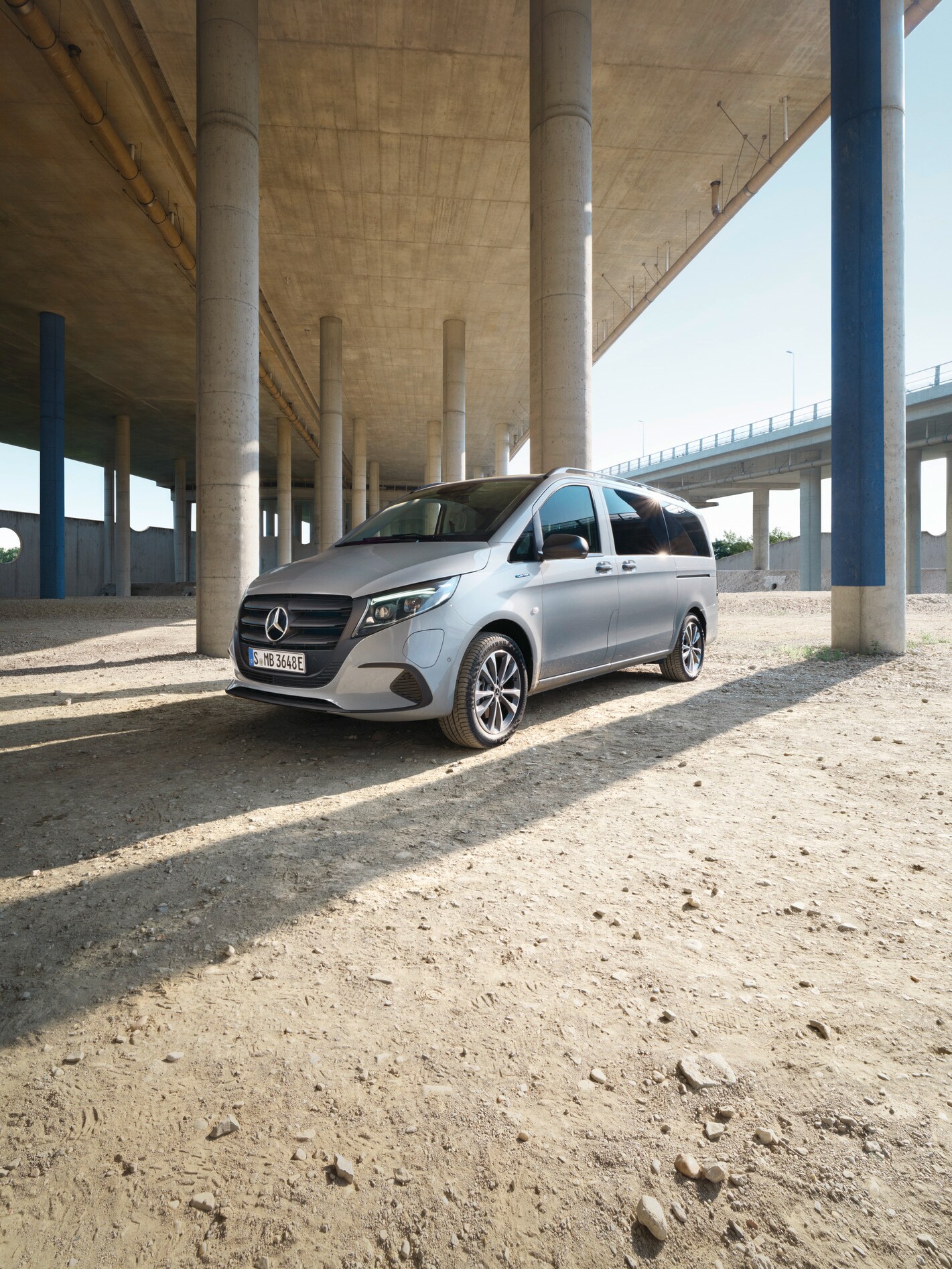 eVito Tourer staționând sub un pod.