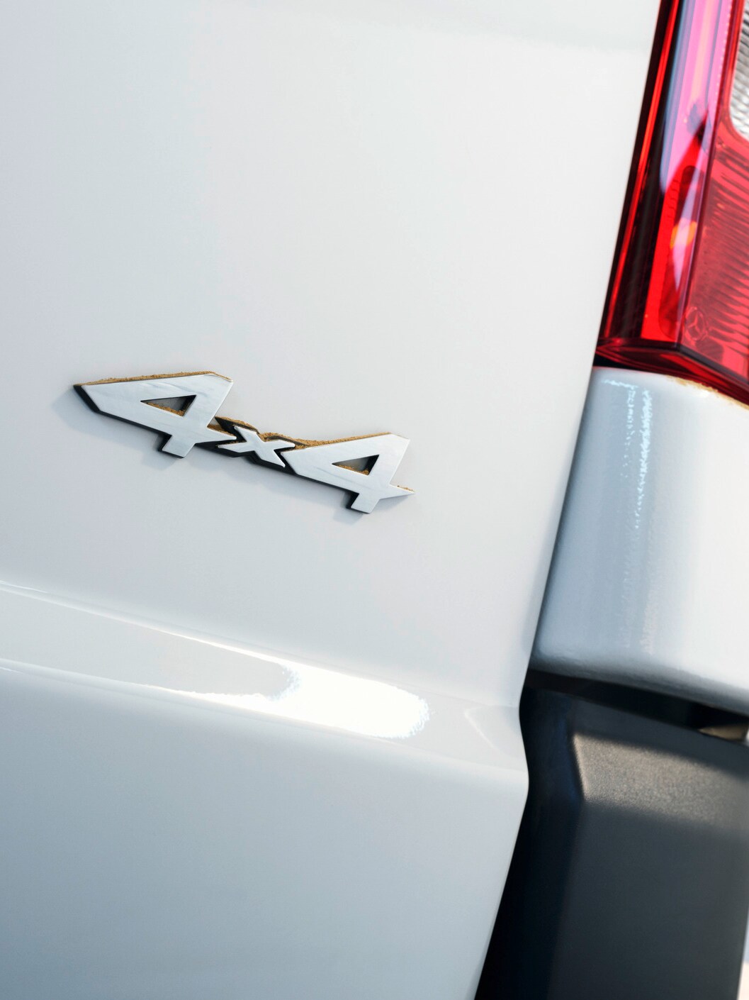 Spatele autodubei Vito cu emblemă 4x4.