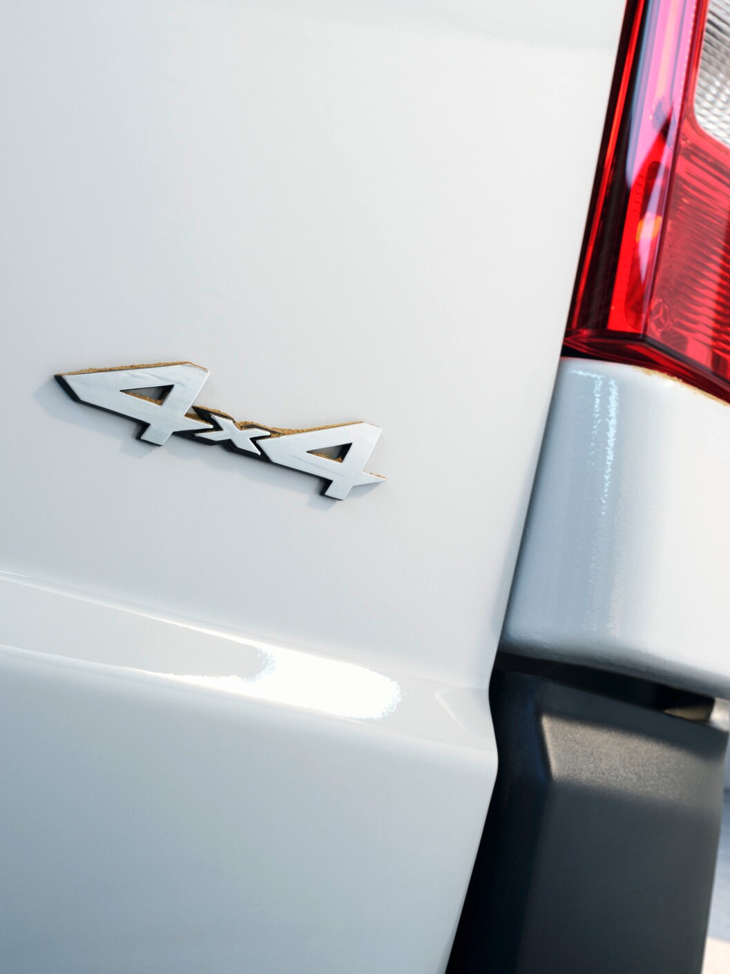 Spatele autodubei Vito cu emblemă 4x4.