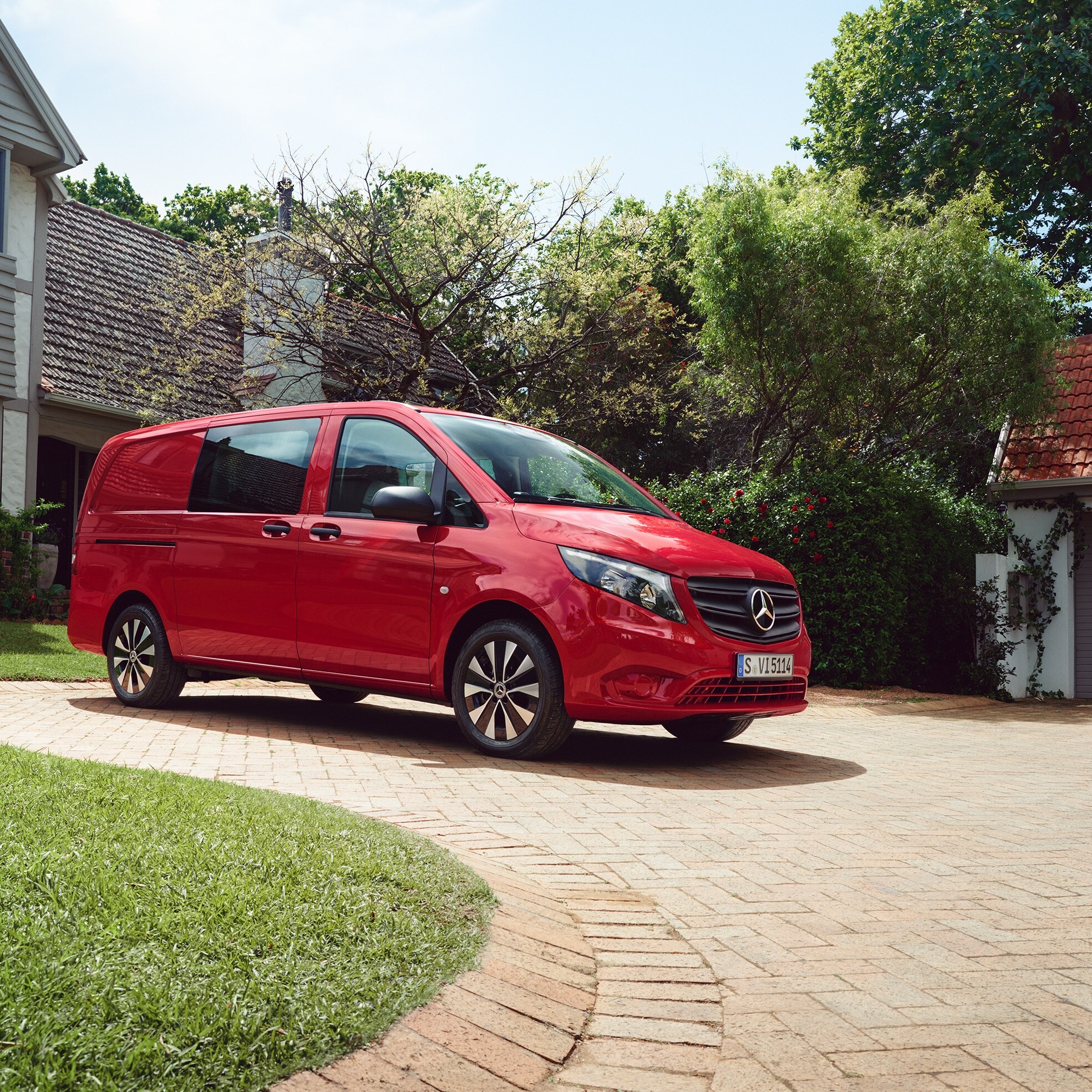 Mercedes‑Benz Vito Mixto într-un cadru rezidențial, evidențiind transportul versatil de marfă și pasageri cu un singur autovehicul.