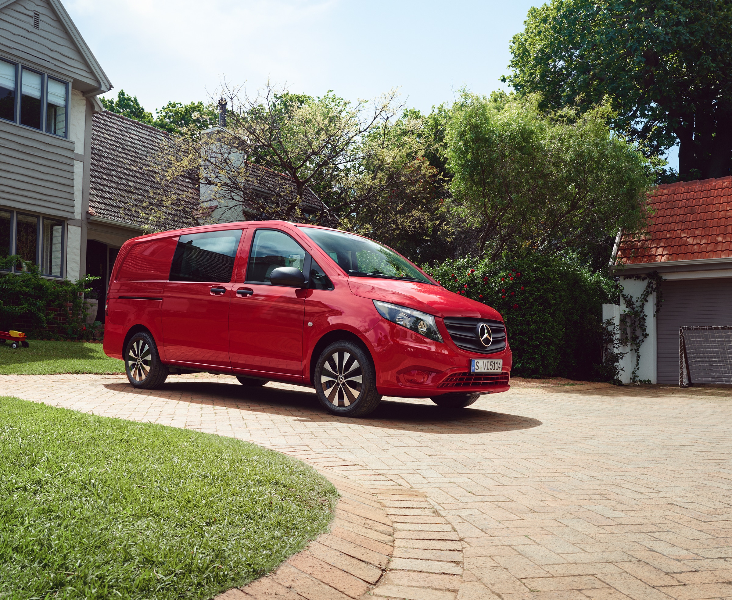Vito Mixto | Toate modelele Vito | Mercedes-Benz Vans Mercedes‑Benz Vito Mixto într-un cadru rezidențial, evidențiind transportul versatil de marfă și pasageri cu un singur autovehicul.