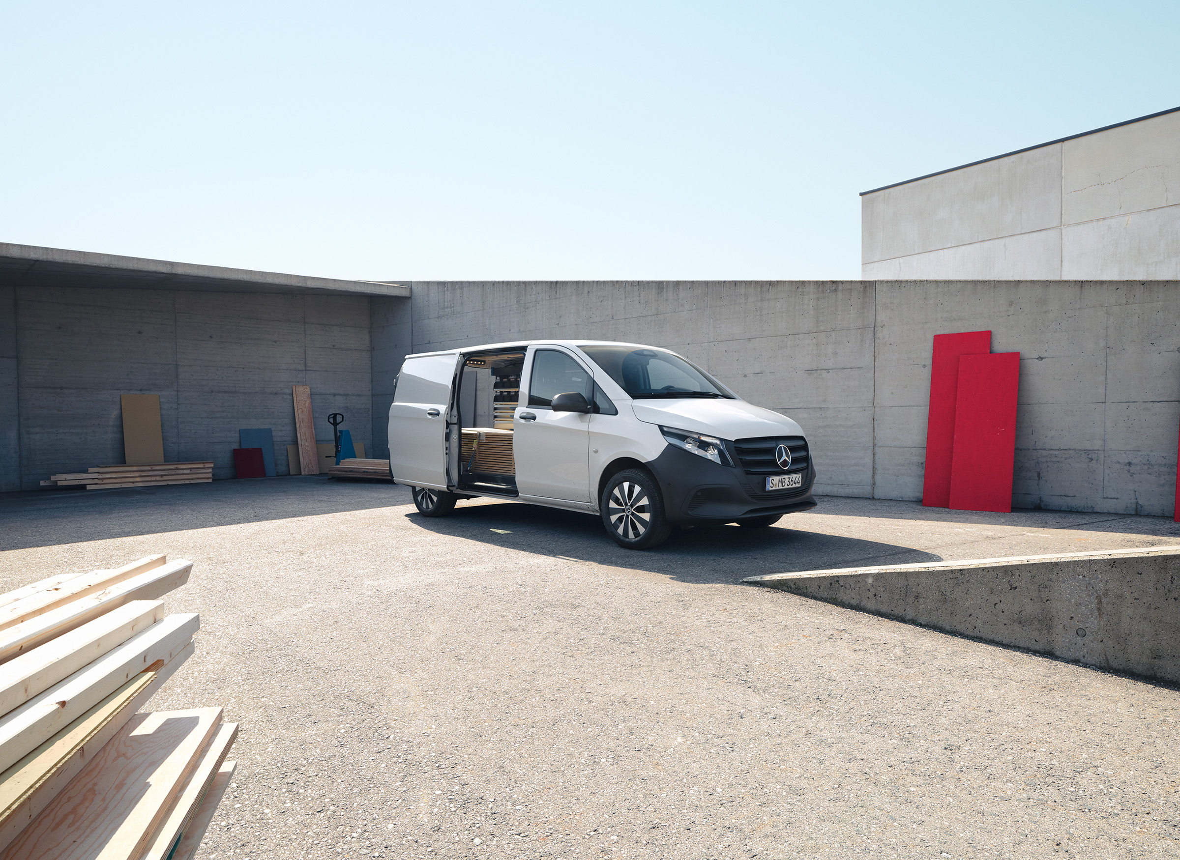 Vito furgon | Toate modelele Vito | Mercedes-Benz Vans Vito furgon cu spațiu de marfă organizat la un punct de lucru