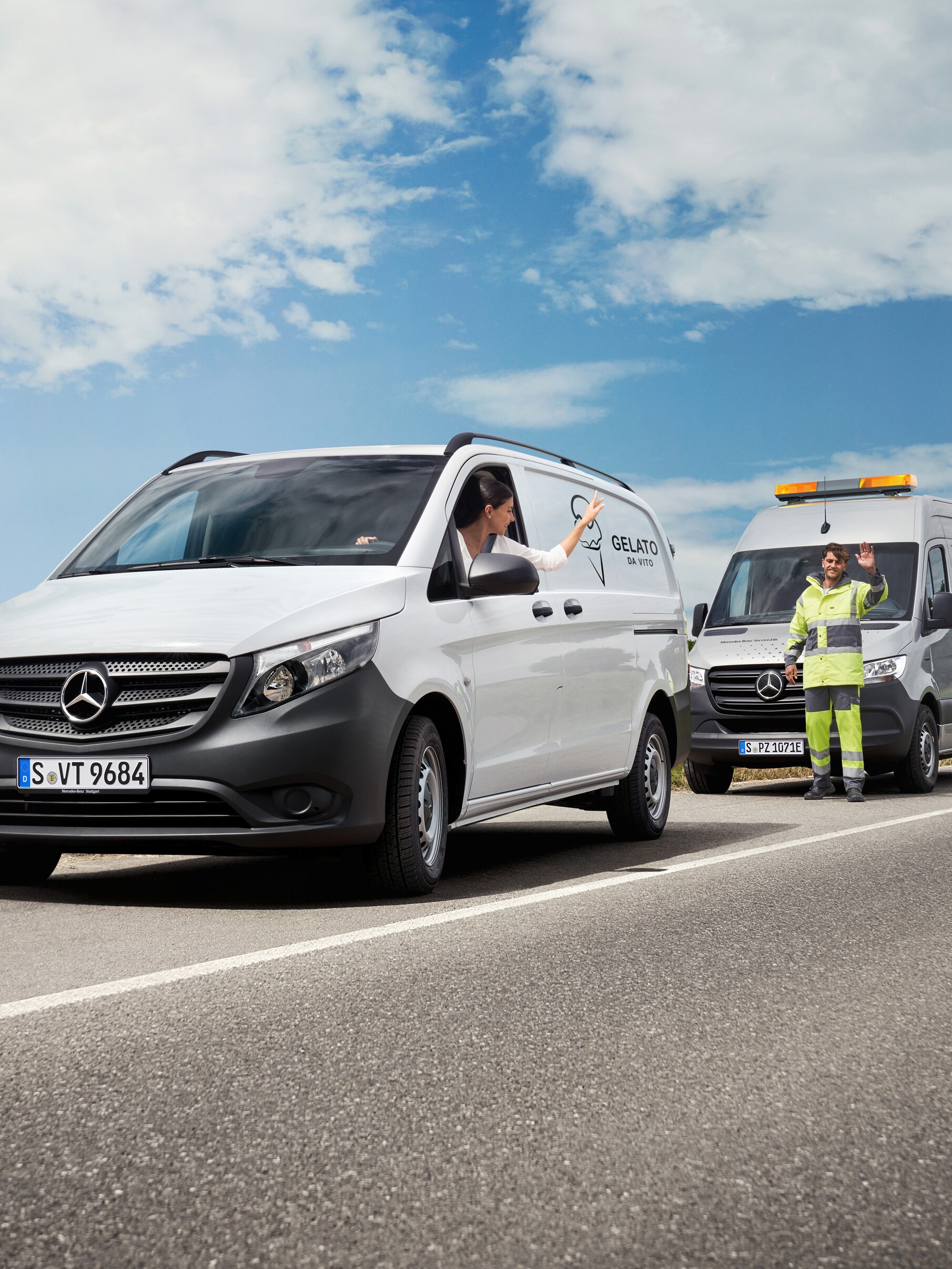 Asistență de specialitate: service-ul Mercedes-Benz ajută șoferul autovehiculului.