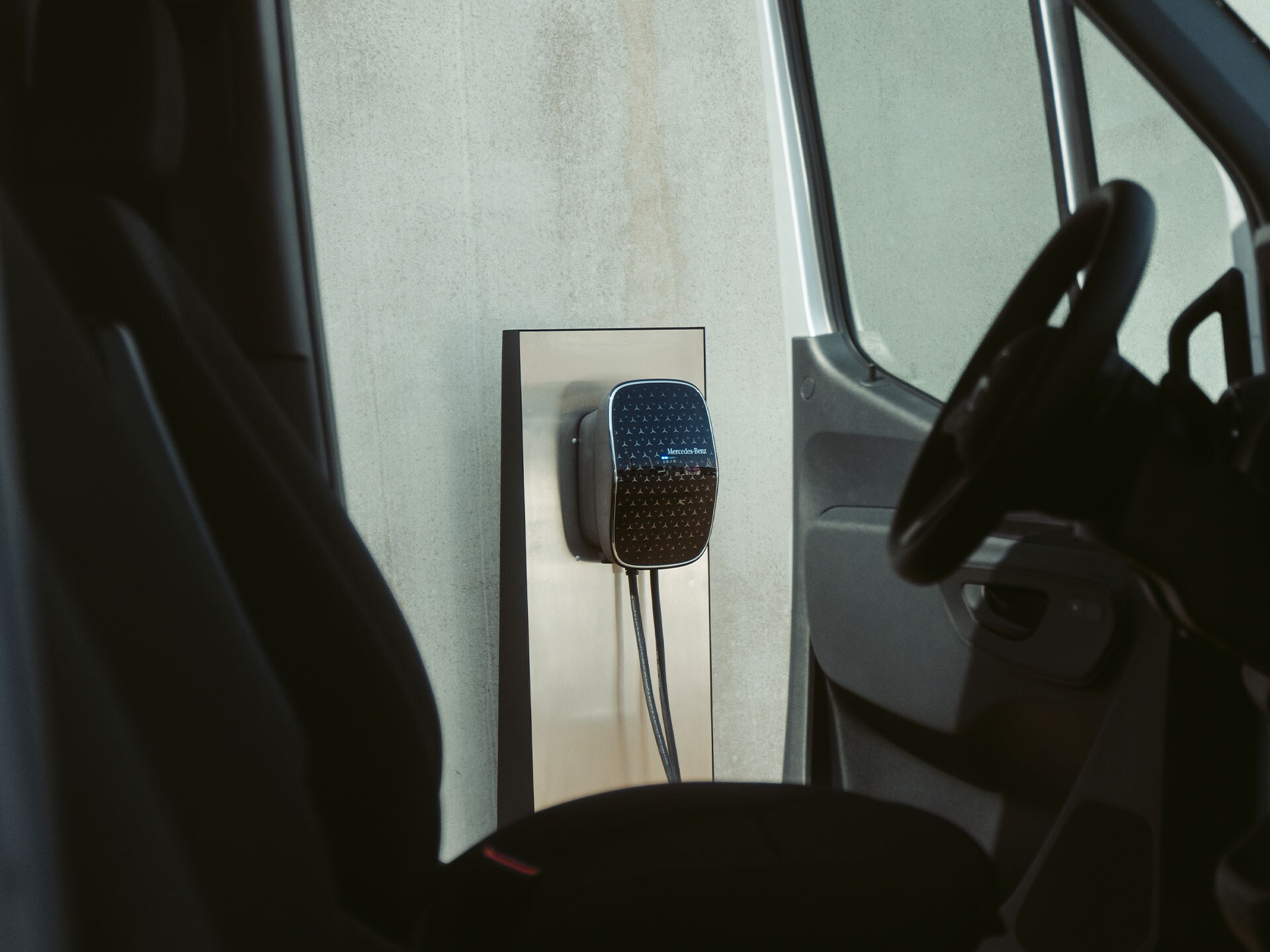 Un autovehicul comercial electric de la Mercedes-Benz se încarcă la un Wallbox.