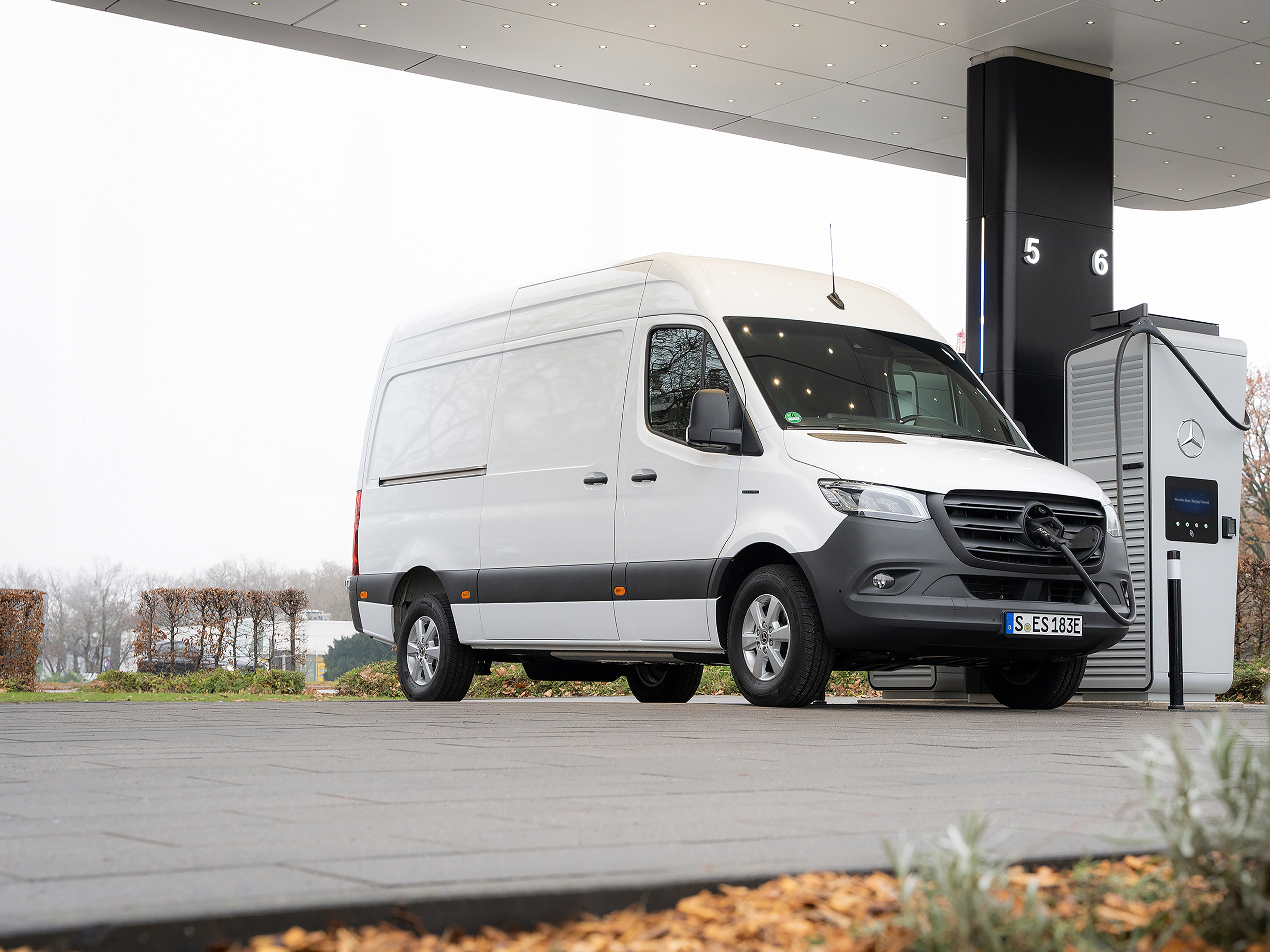 Încărcare publică | Încărcare | Mercedes-Benz Vans Încărcare în mișcare cu MB.CHARGE Public.