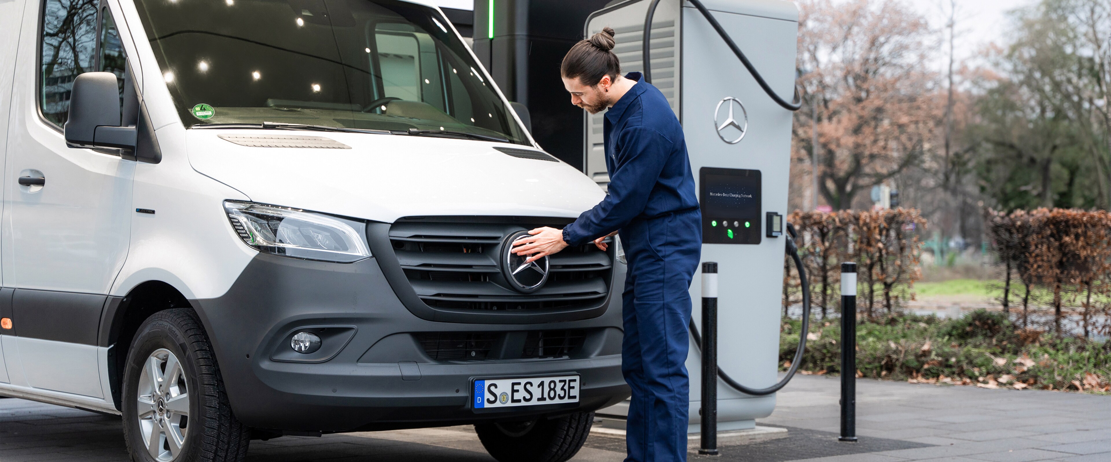 Soluții de încărcare pentru autovehiculul tău comercial electric de la Mercedes-Benz.