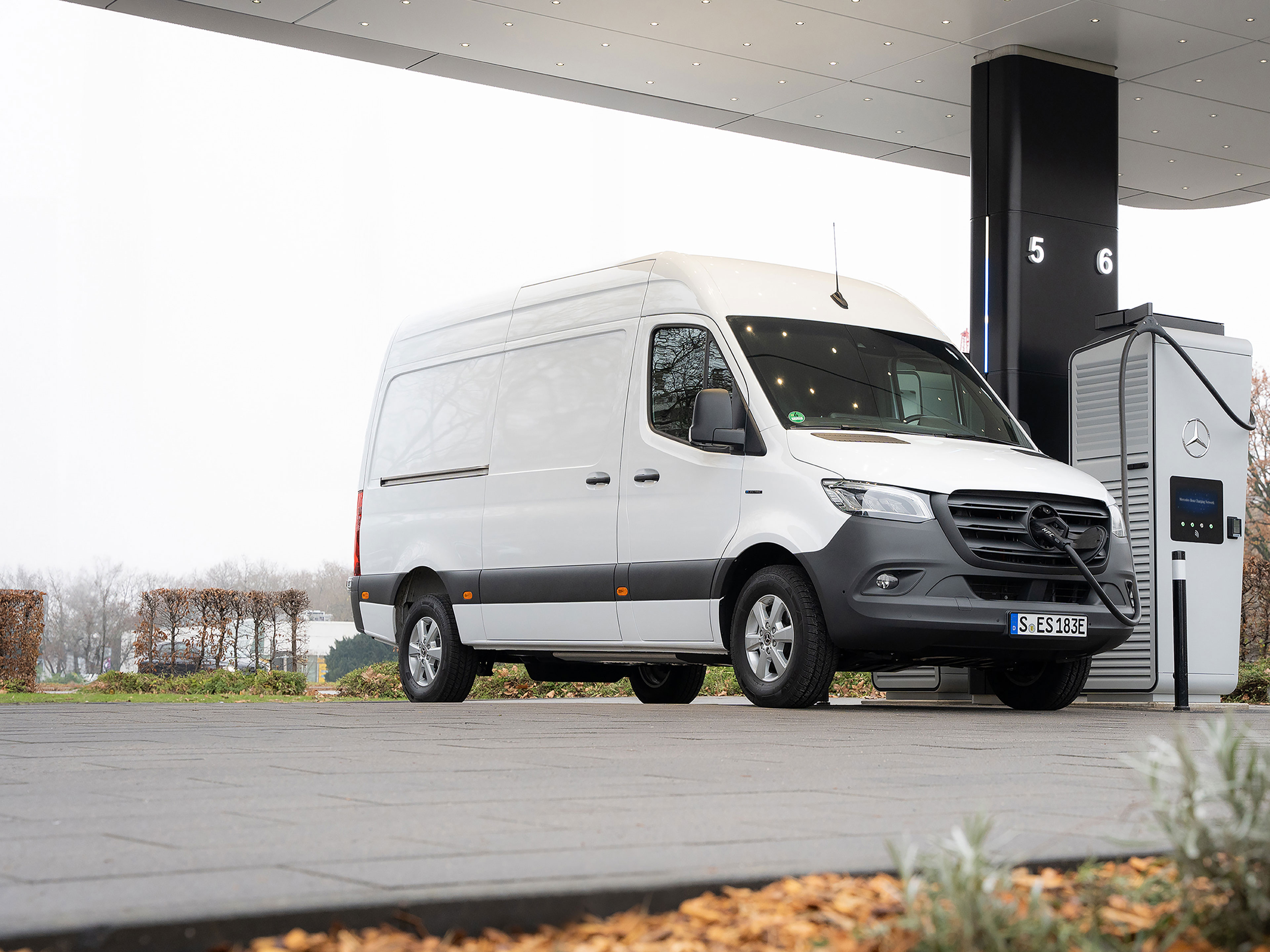 Rețeaua de încărcare Mercedes-Benz | Încărcare în mișcare | Mercedes-Benz Vans Un autovehicul comercial Mercedes-Benz în fața unei stații de încărcare, în timp ce se încarcă.