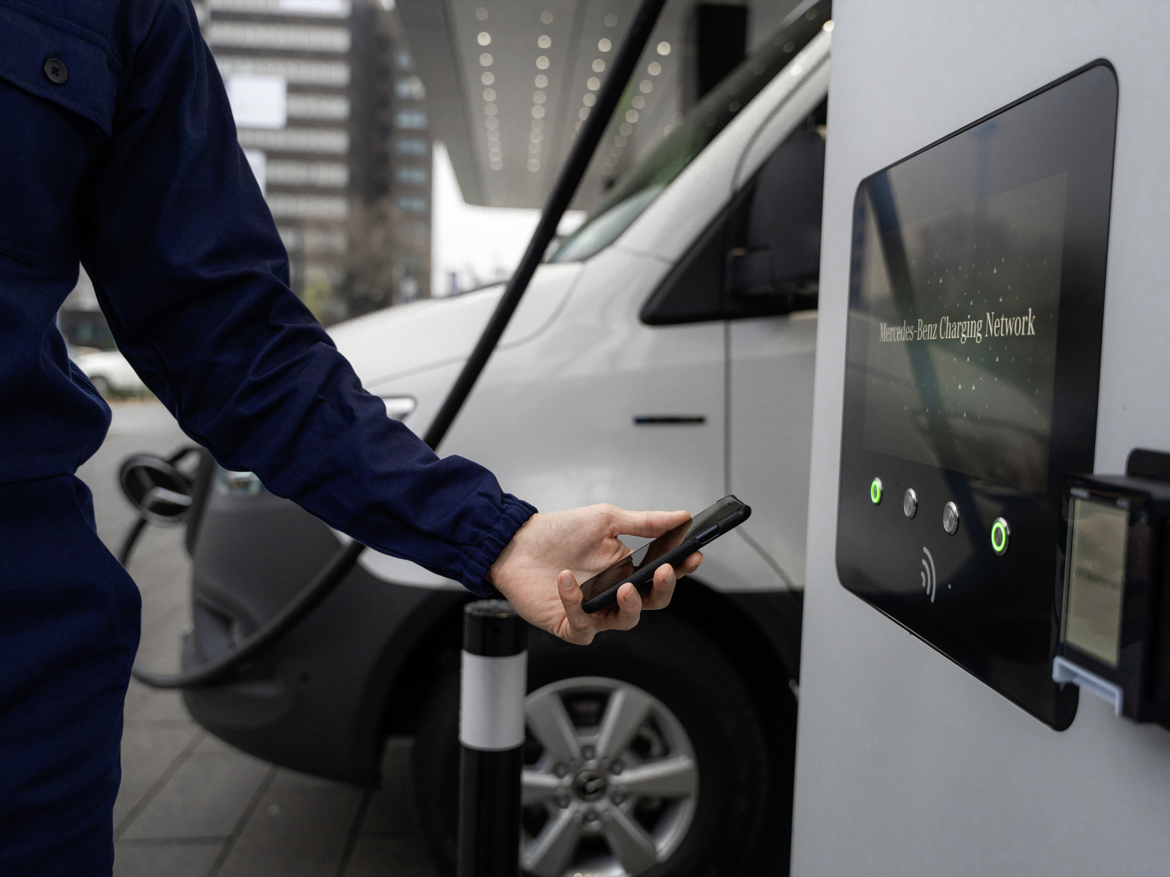 Aplicația Mercedes-Benz | Încărcare în mișcare | Mercedes-Benz Vans Aplicația Mercedes-Benz pentru autovehiculele comerciale de la Mercedes-Benz.