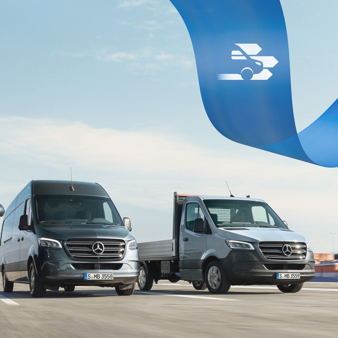 O serie de autovehicule comerciale Mercedes-Benz pe drum cu containere transcontinentale în fundal.