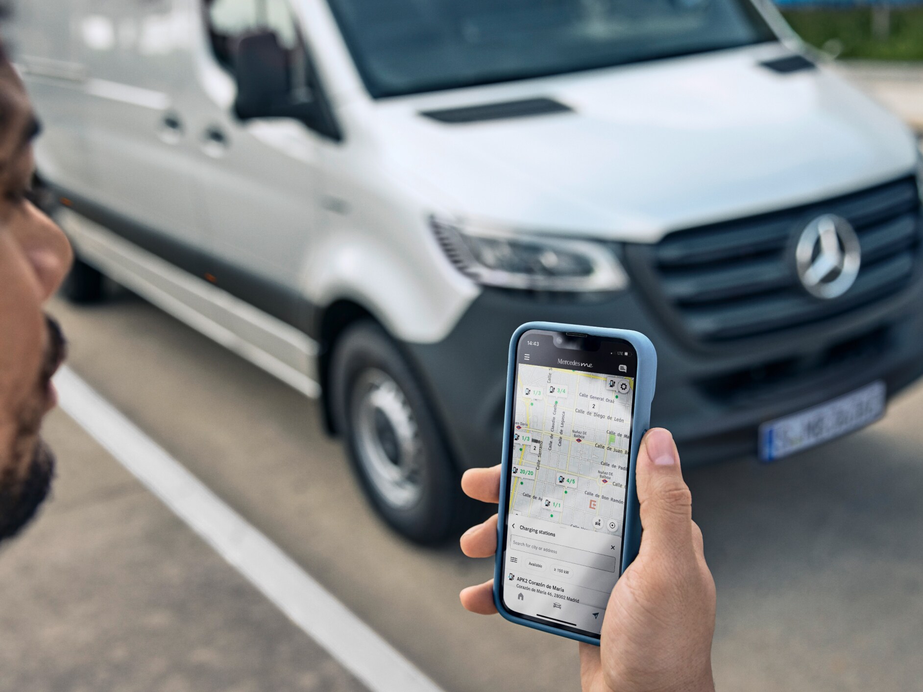 Persoană folosind un smartphone care afișează extraopțiunile digitale.