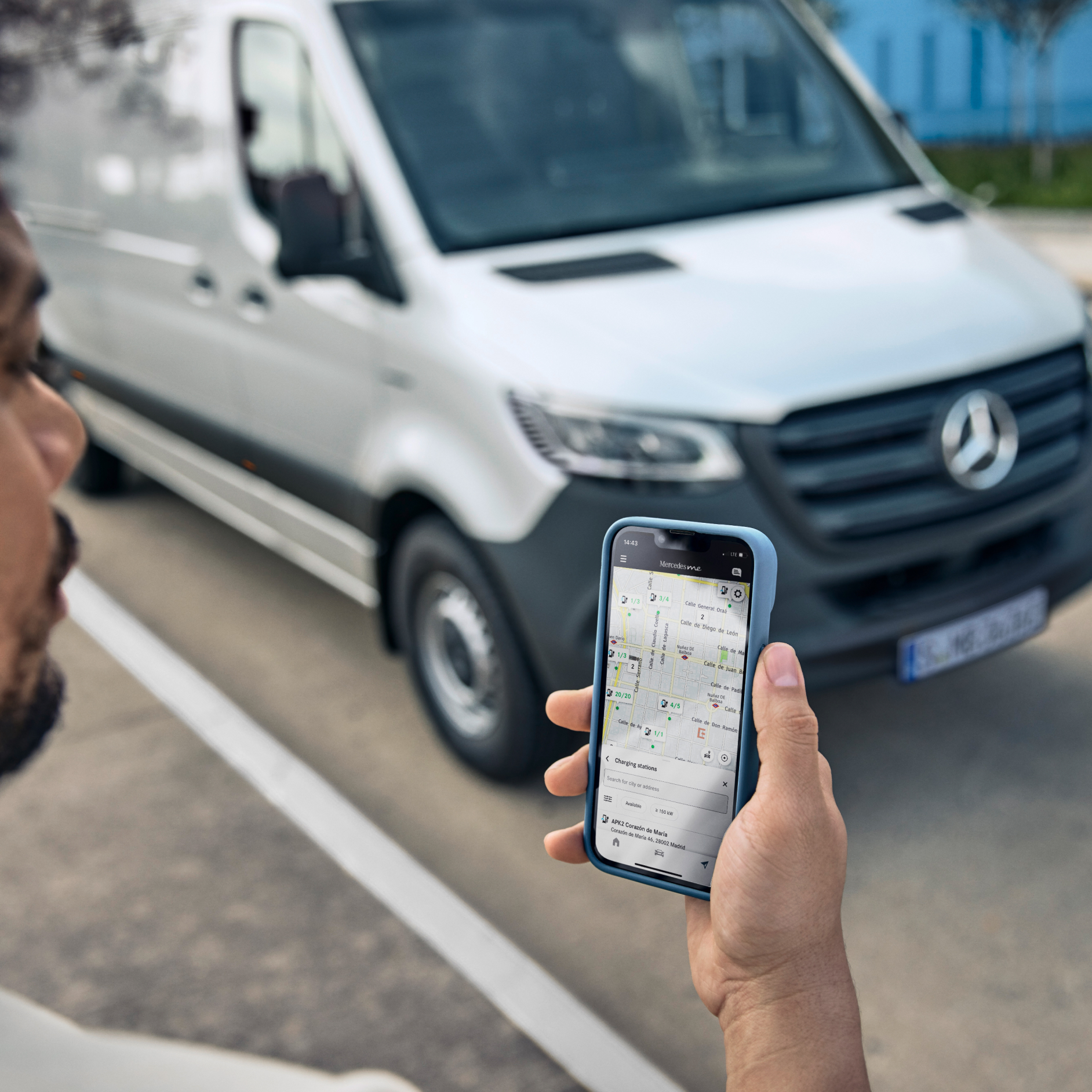 Clienți business | Extraopțiuni digitale | Mercedes-Benz Persoană folosind un smartphone care afișează extraopțiunile digitale.