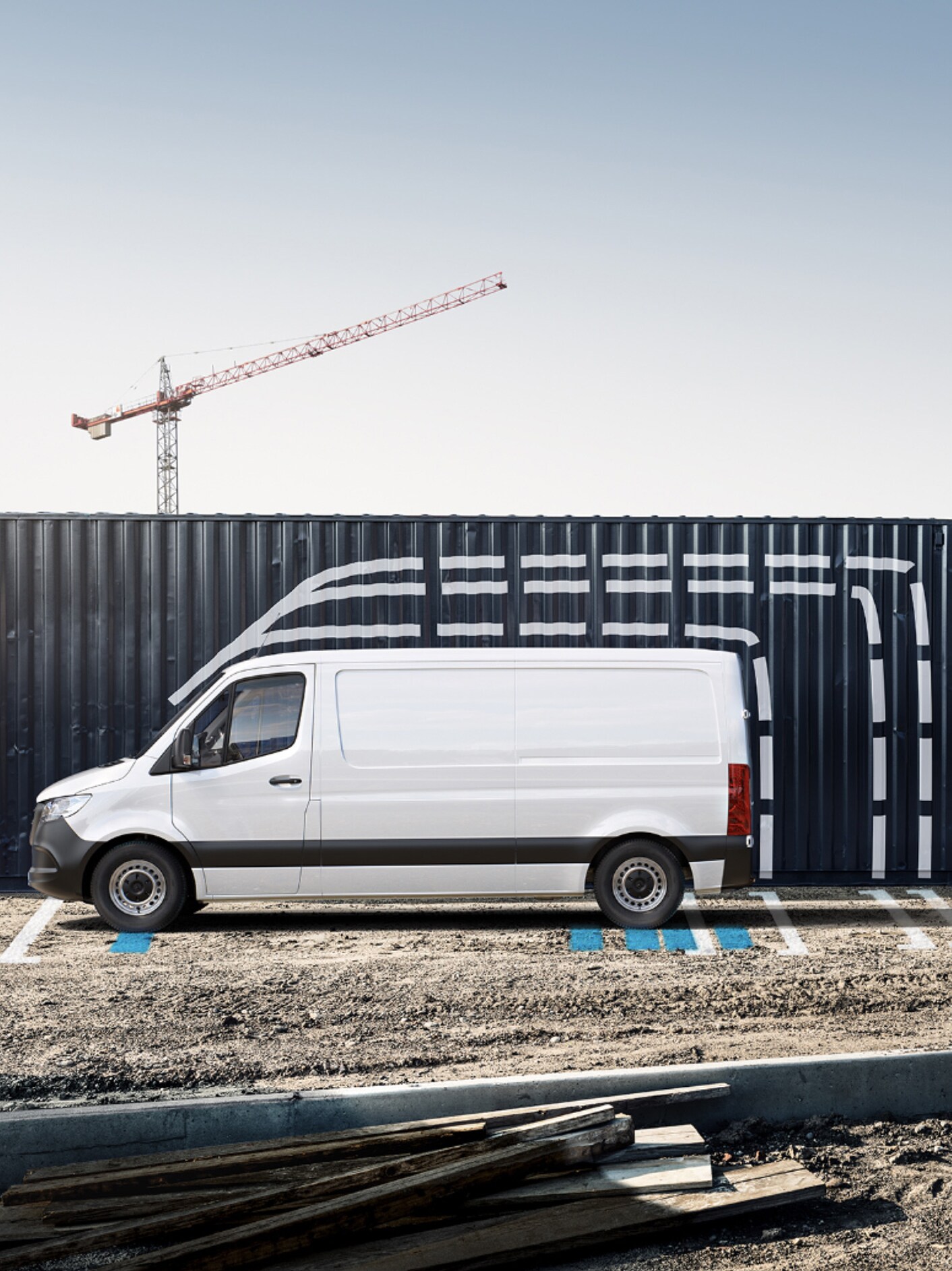 Vizualizare grafică a dimensiunilor autovehiculului în aplicația Mercedes-Benz deschisă pe un smartphone.