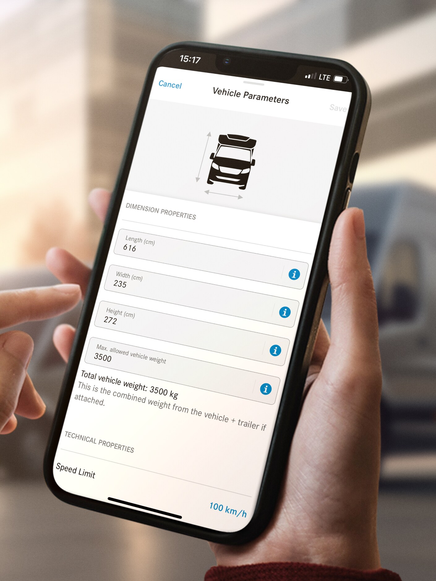 Vizualizare grafică a dimensiunilor autovehiculului în aplicația Mercedes-Benz deschisă pe un smartphone.
