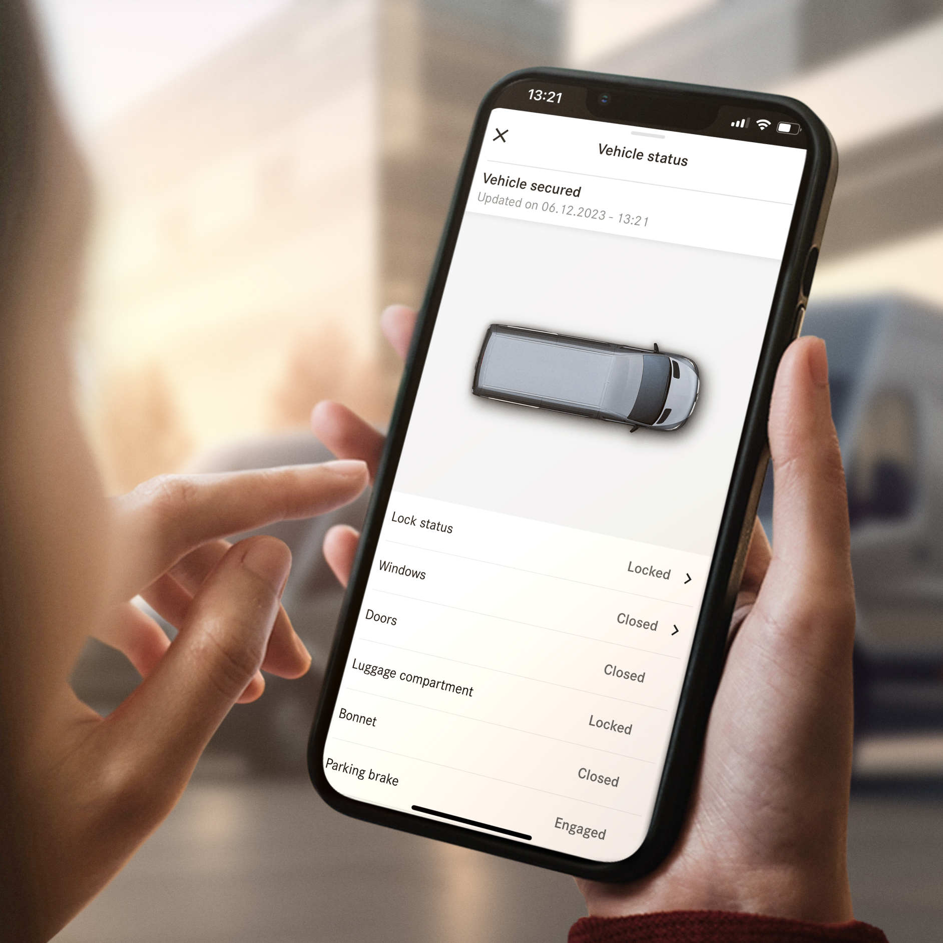 Preluarea de la distanță a stării autovehiculului | Extraopțiuni Digitale | Mercedes-Benz Funcția de preluare de la distanță a stării vehiculului de la Mercedes-Benz, pe un smartphone.