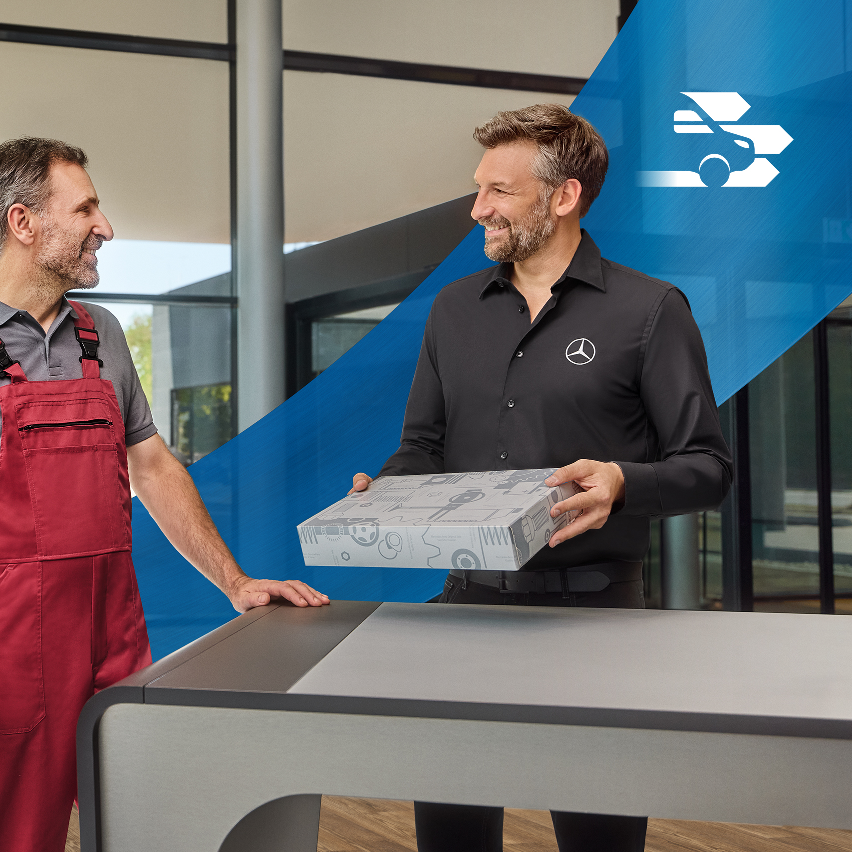 Mercedes-Benz | Privire de ansamblu a calității autovehiculelor comerciale Specialistul în piese și accesorii Mercedes-Benz, discutând cu un alt angajator despre standardele de calitate. Panglică albastră ondulată care traversează fundalul.