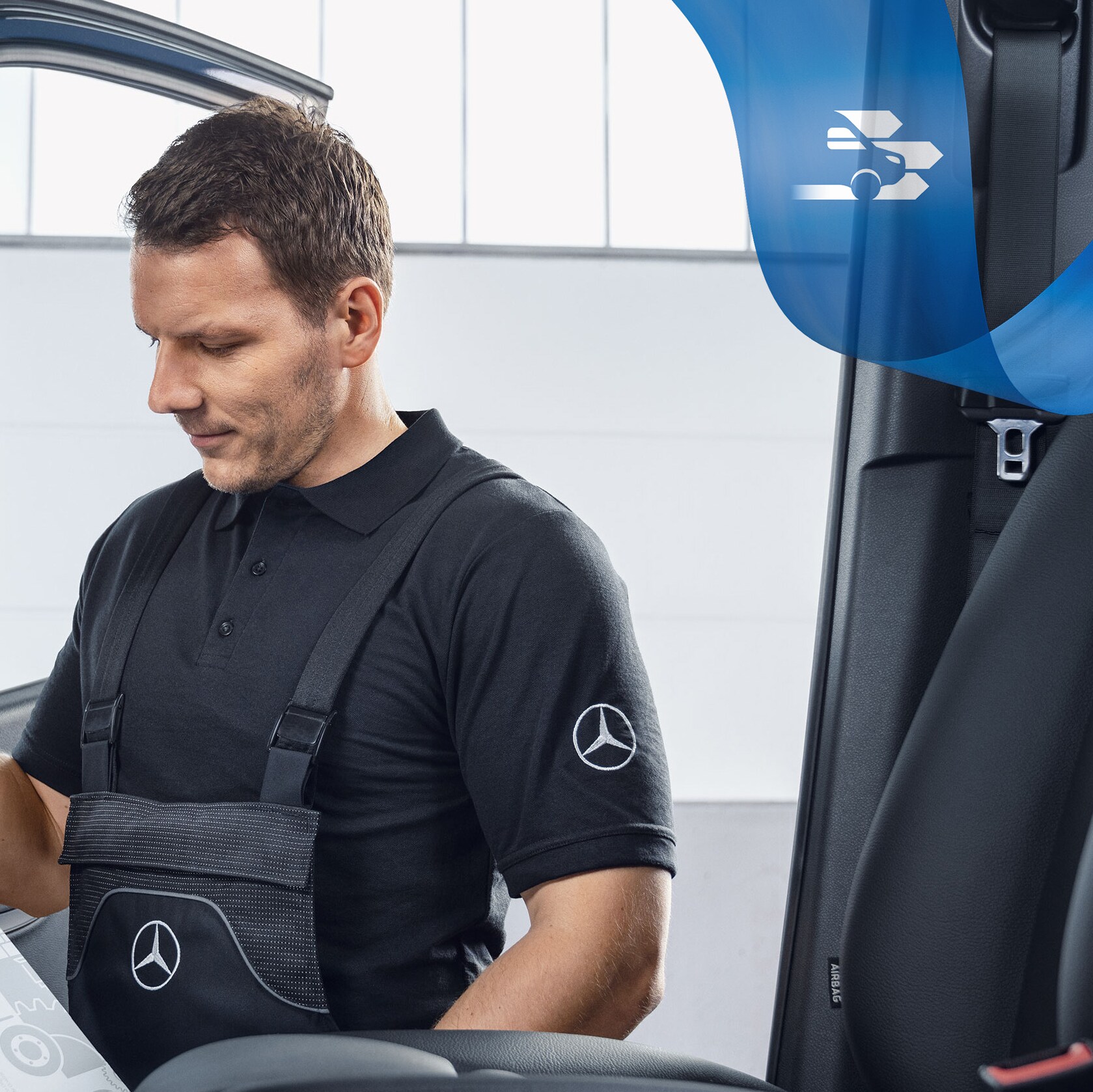 Mecanic verificând piesele de origine Mercedes-Benz în interiorul unui autovehicul comercial.