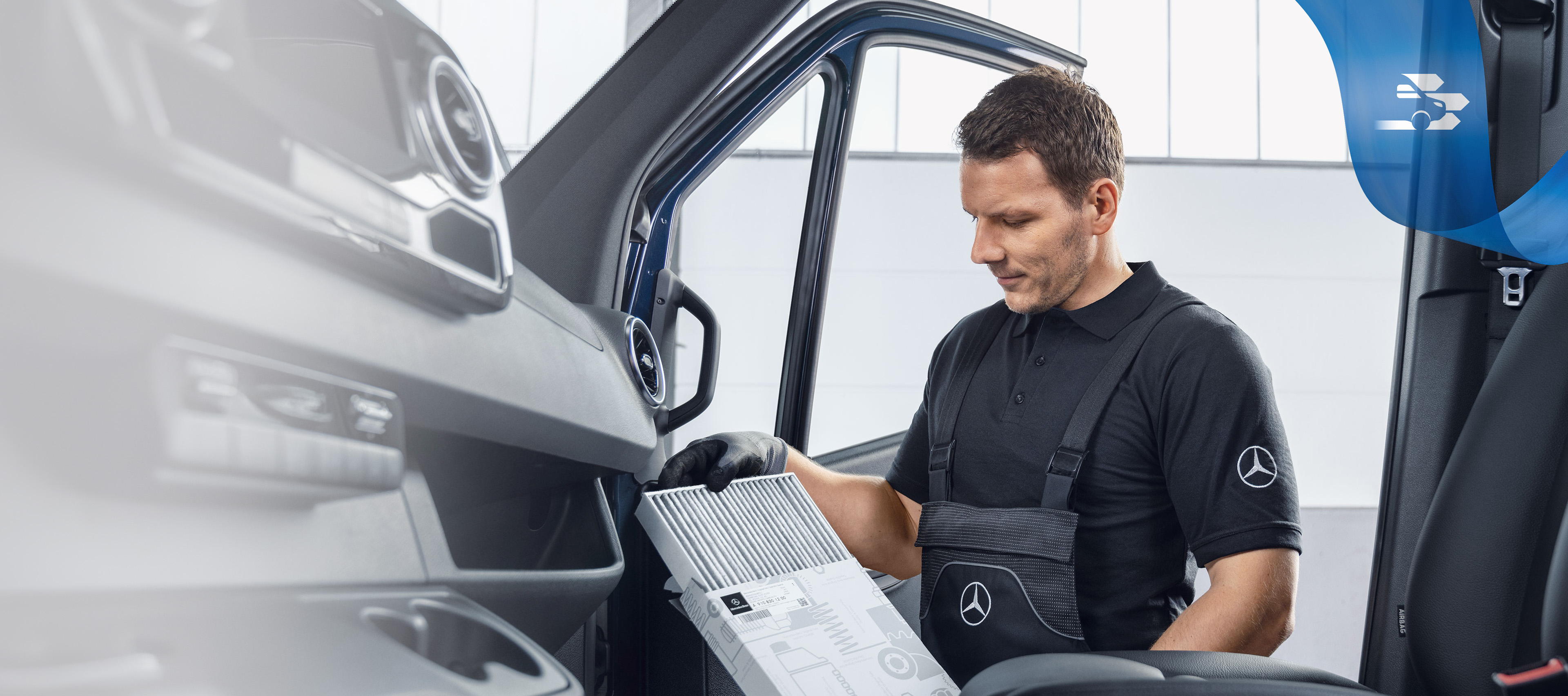 Mercedes-Benz | Piese de origine de calitate pentru autovehicule comerciale Mecanic verificând piesele de origine Mercedes-Benz în interiorul unui autovehicul comercial.