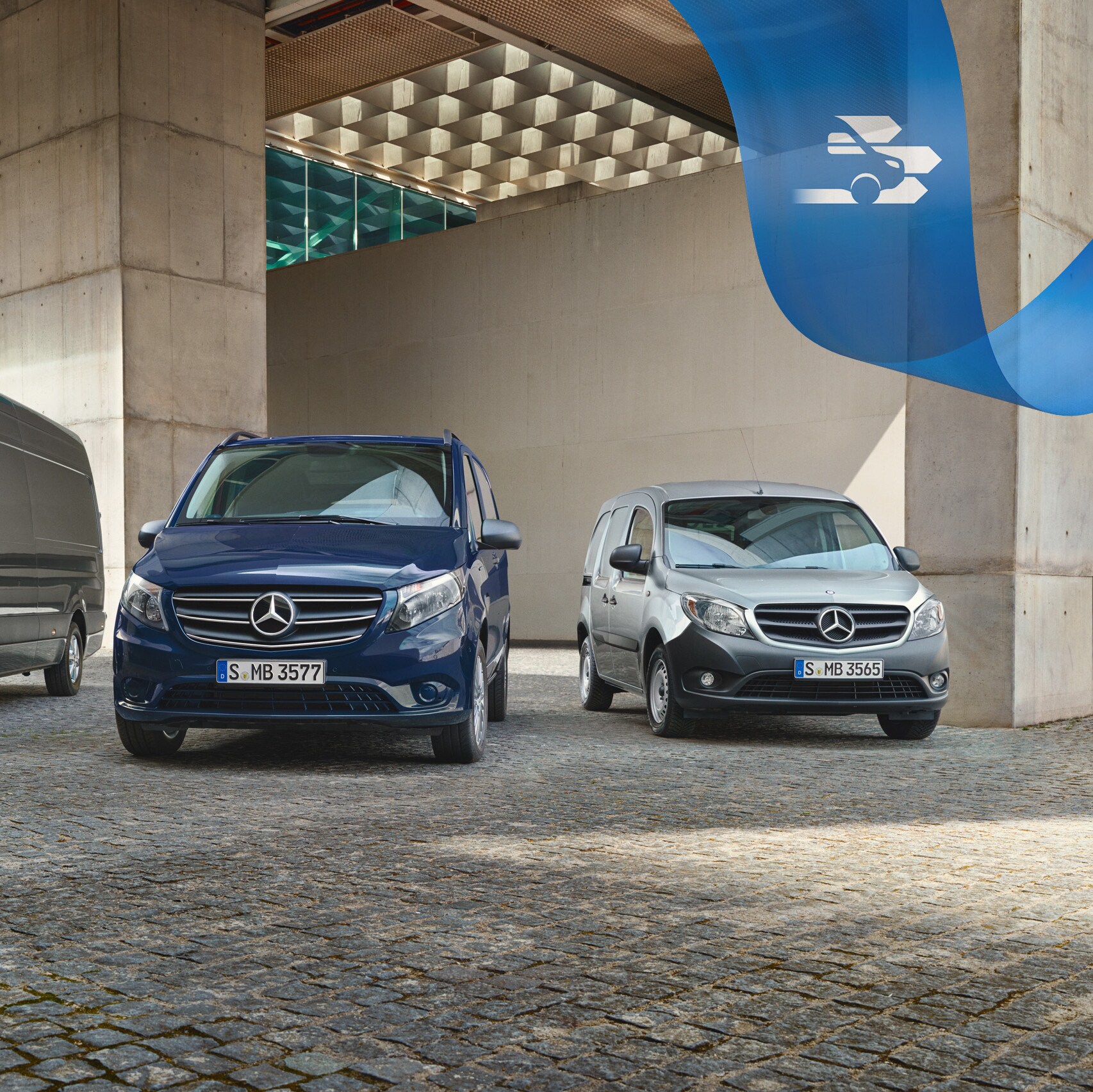 Trei furgonete Mercedes-Benz, simbolul garanției pentru autovehicule noi și garanția producătorului fără griji.