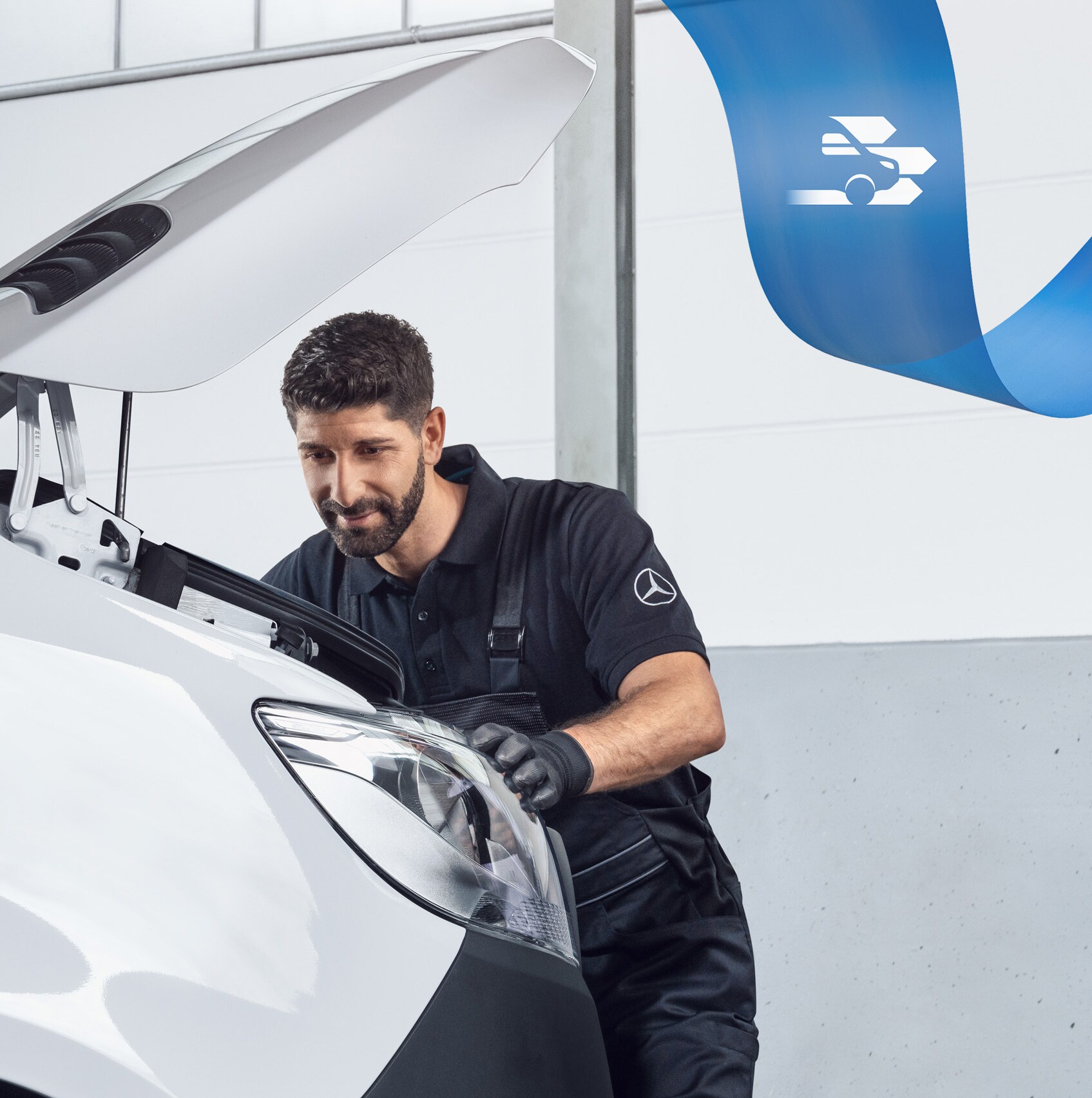 Specialist Mercedes-Benz lucrând la un autovehicul comercial cu scule speciale pentru o reparație cât mai ușoară.
