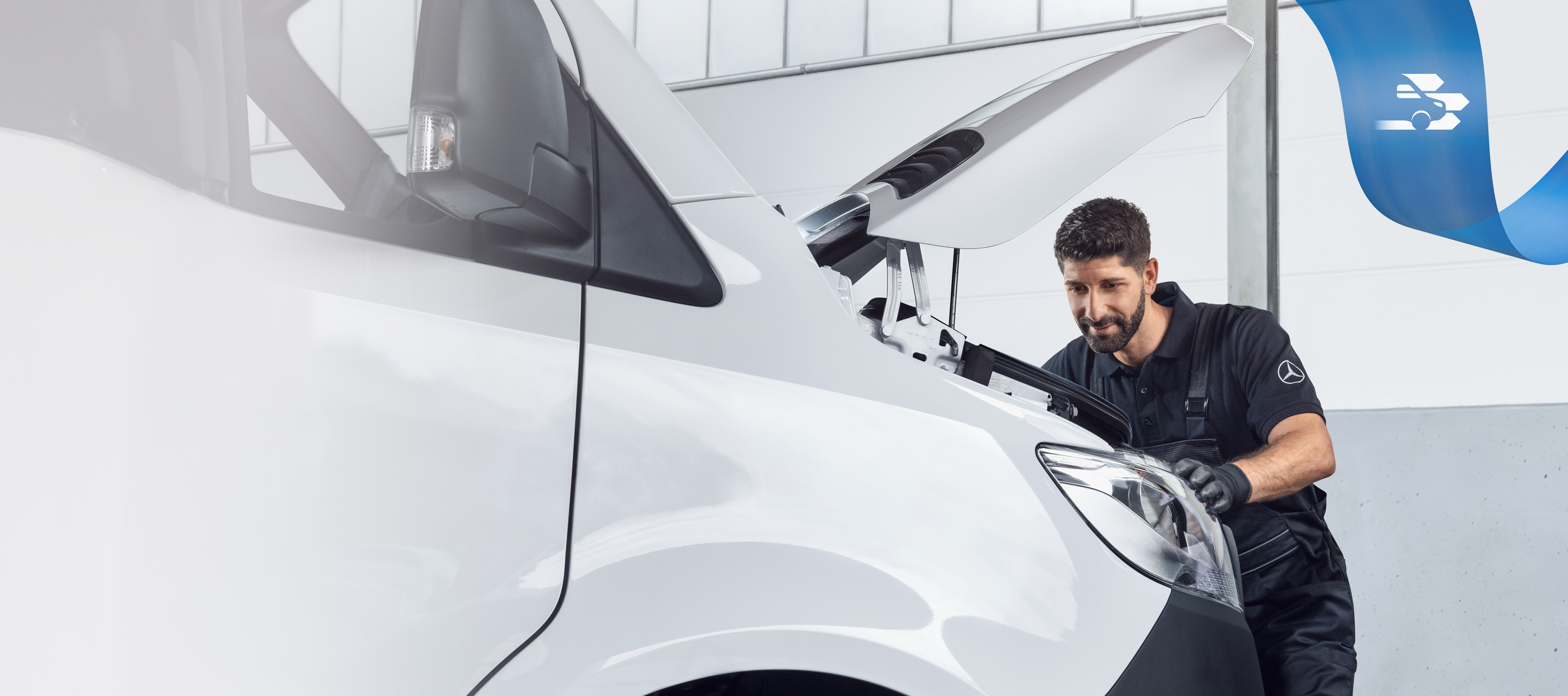 Mercedes-Benz | Proiectarea calității furgonetelor Specialist Mercedes-Benz lucrând la un autovehicul comercial cu scule speciale pentru o reparație cât mai ușoară.