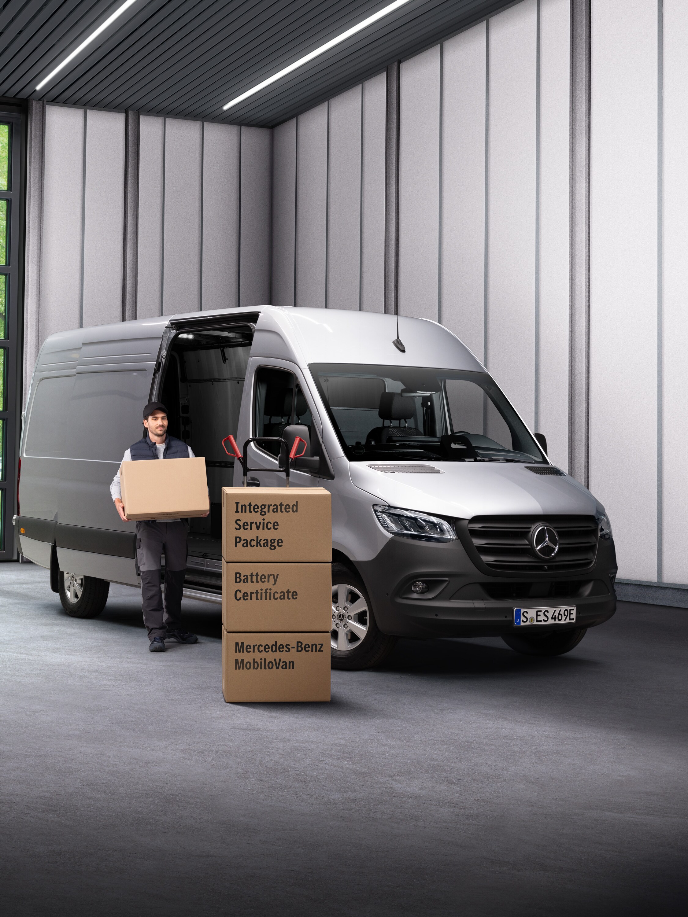 Angajat al centrului autorizat de service Mercedes-Benz