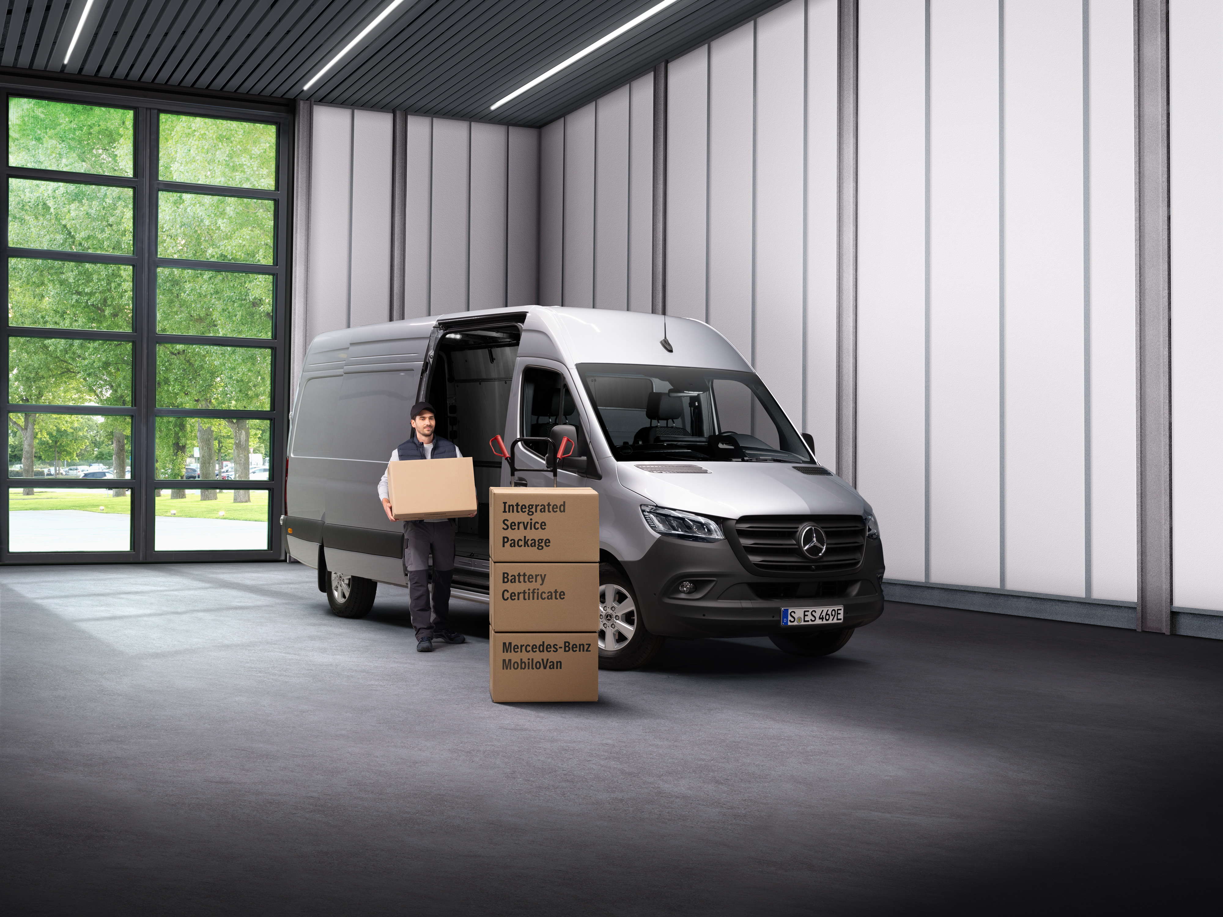 Mercedes-Benz | Servicii autovehicule electrice Angajat al centrului autorizat de service Mercedes-Benz