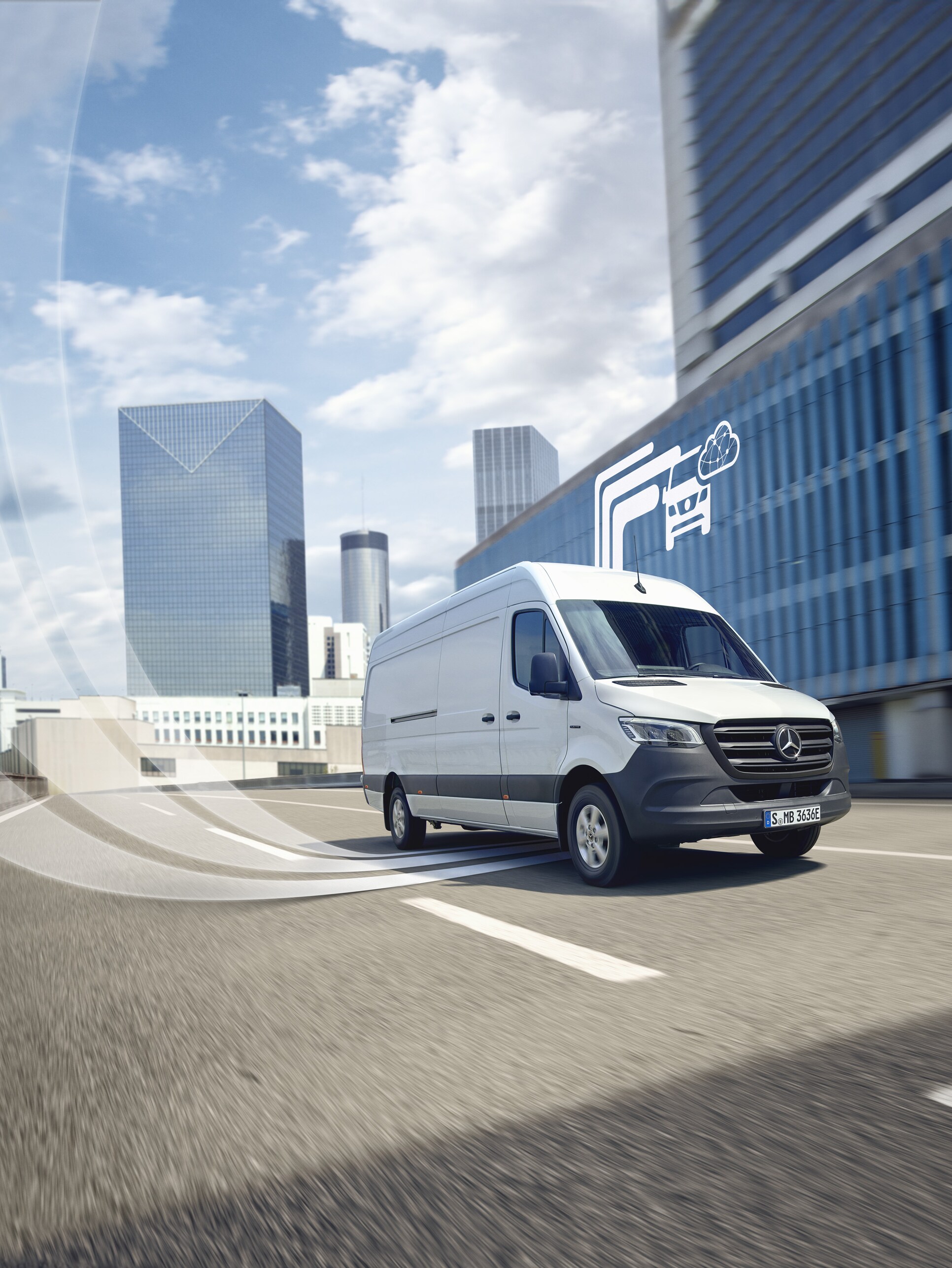 Autovehicul comercial Mercedes-Benz alb deplasându-se prin oraș, simbol digital al tehnologiei Mercedes-Benz în fundal.