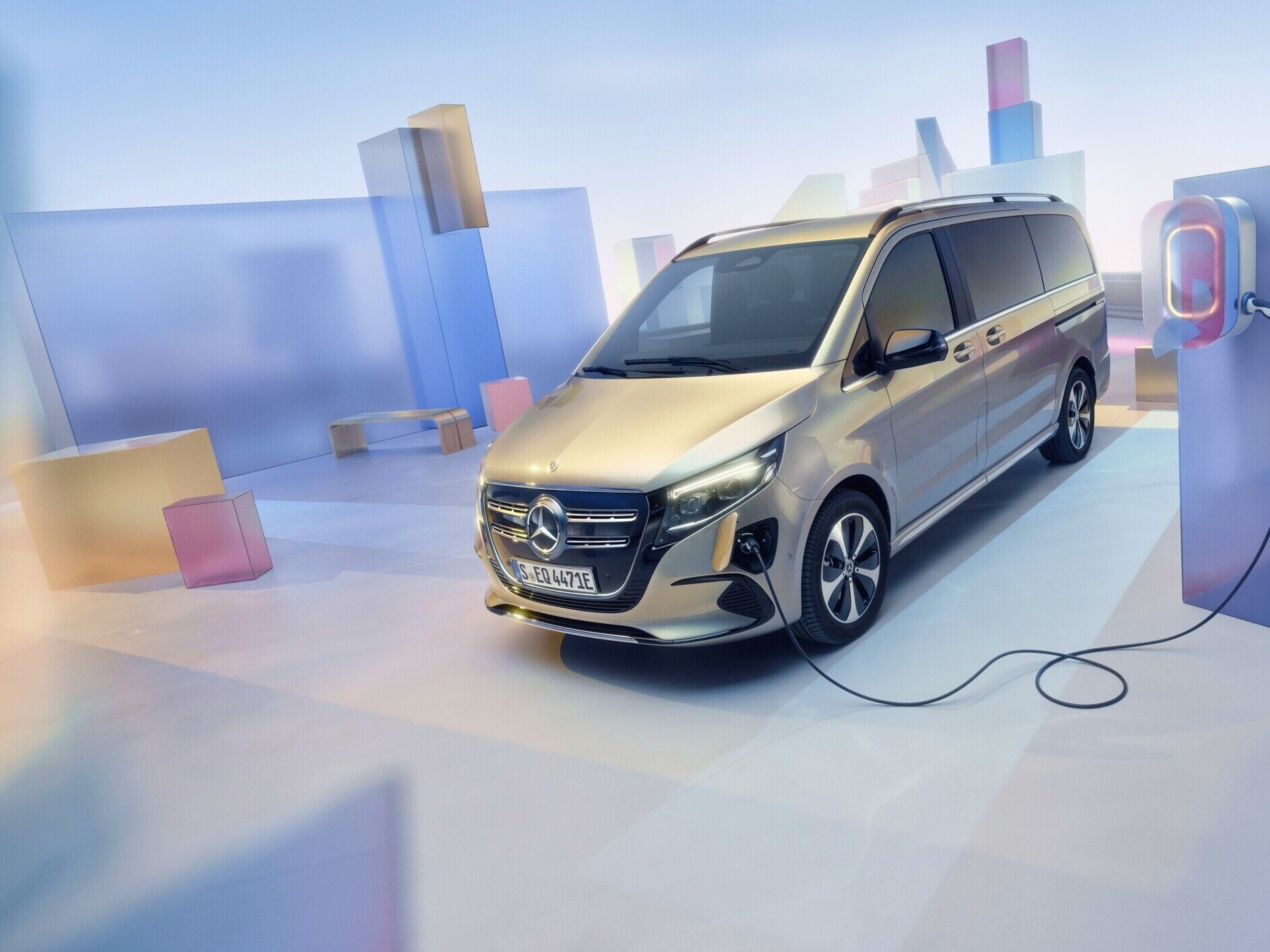 Mercedes-Benz EQV la o stație de încărcare.