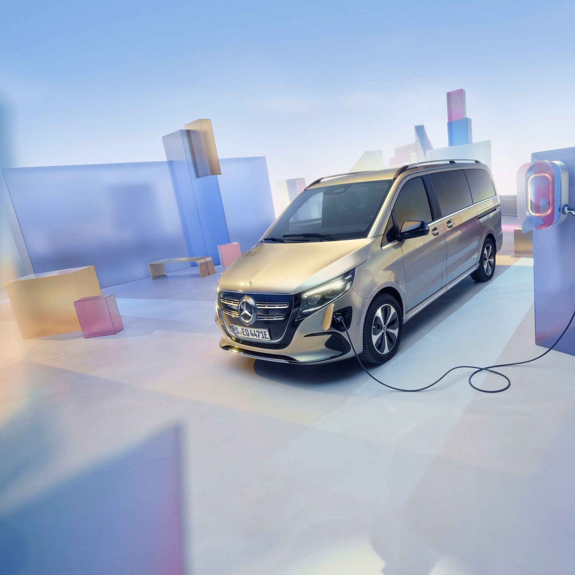 Prezentare modele | EQV | Mercedes-Benz Mercedes-Benz EQV la o stație de încărcare.