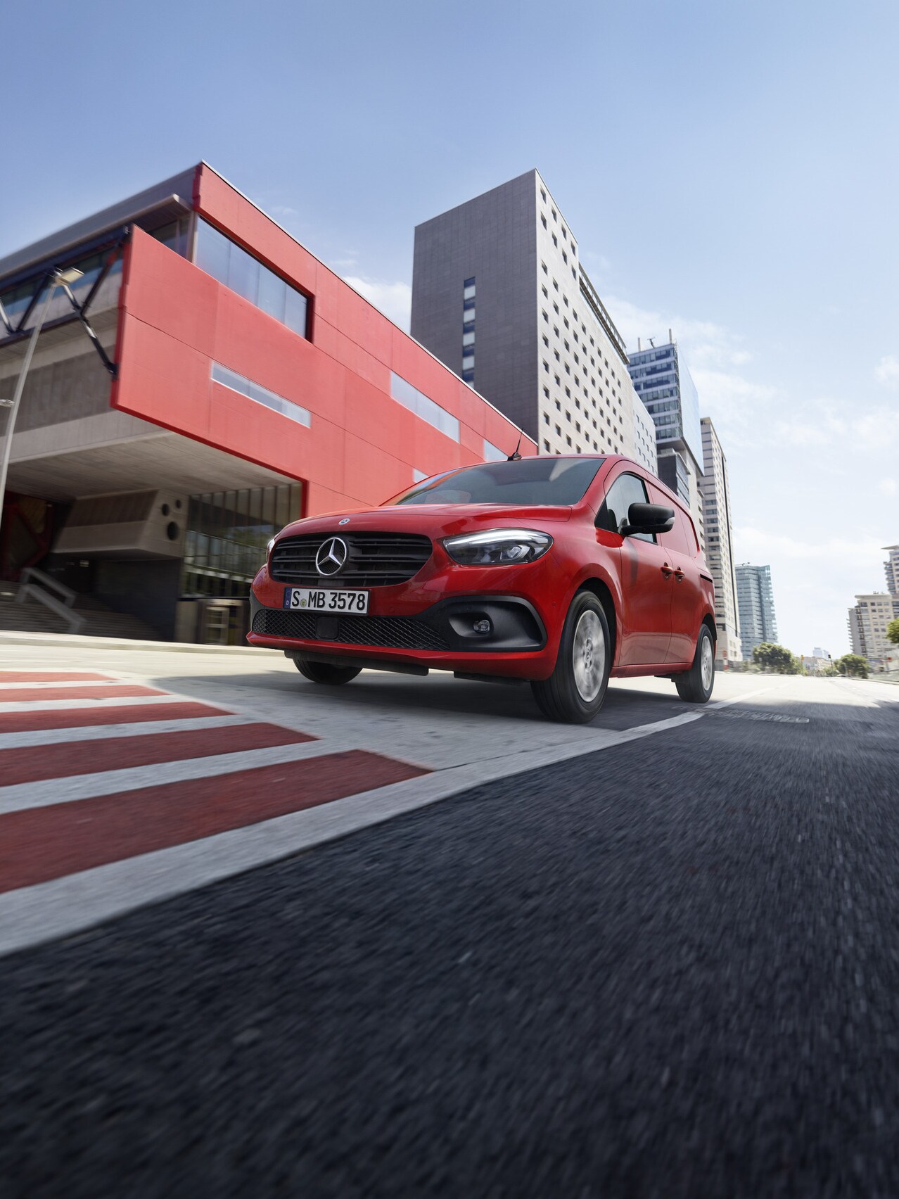 Citan furgon se deplasează pe drum.