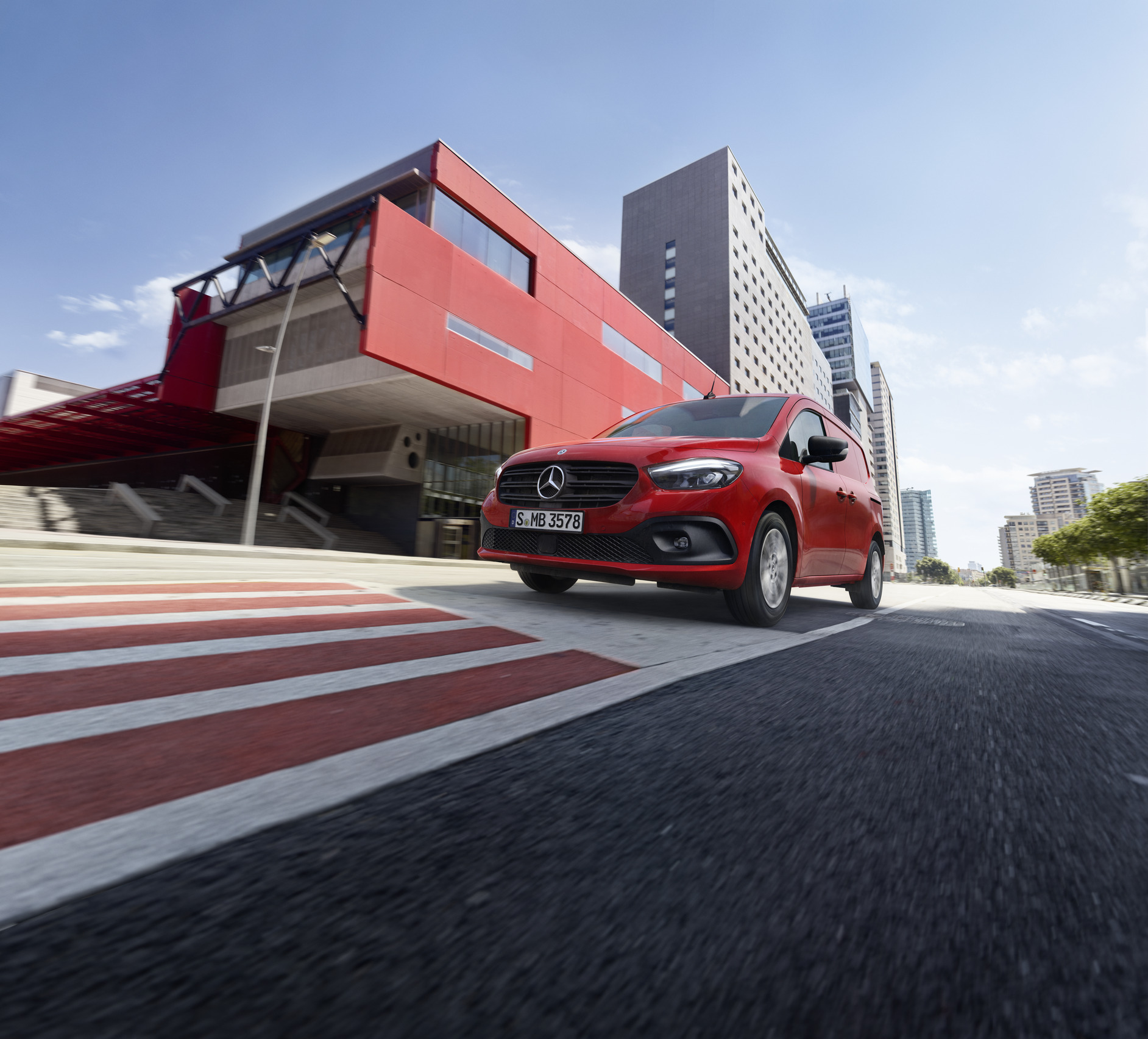 Modelul Citan | Mercedes-Benz Citan furgon se deplasează pe drum.