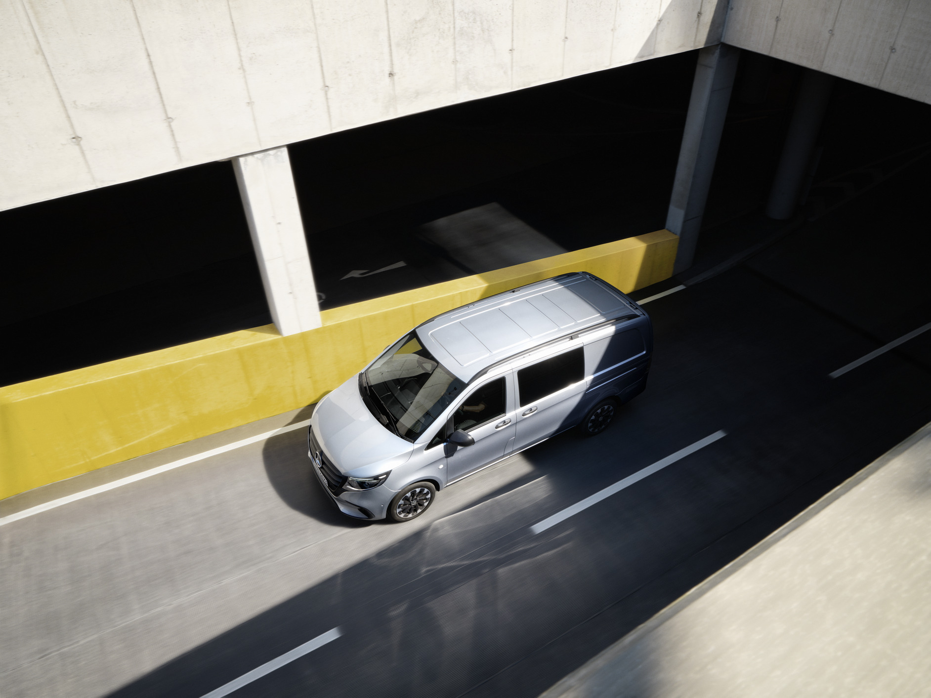 Modelul Vito Mixto | Mercedes-Benz Modelul Mercedes-Benz Vito Mixto deplasându-se pe o alee.