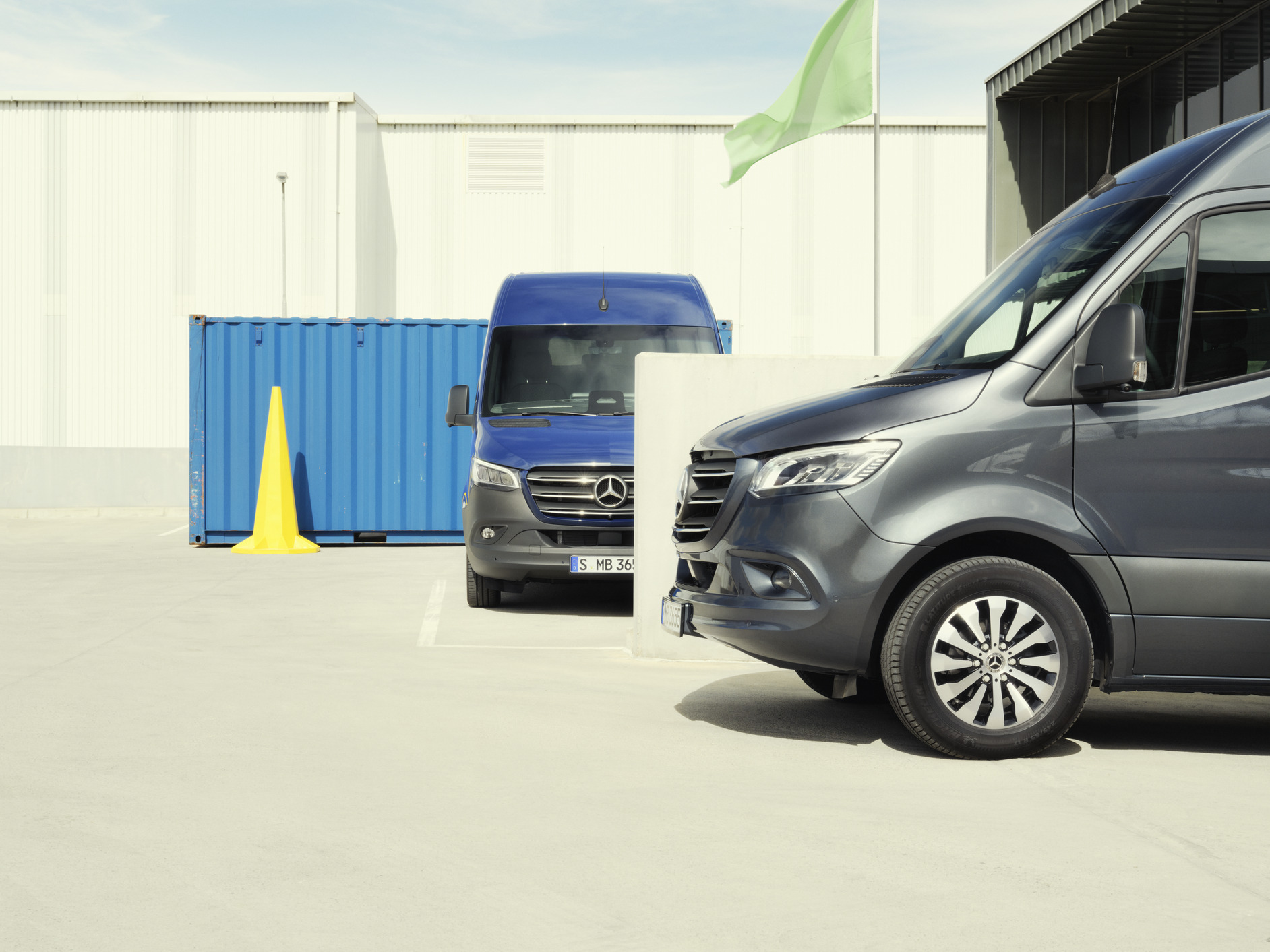 Modelul Sprinter | Mercedes-Benz Două modele Sprinter staționând într-o parcare.