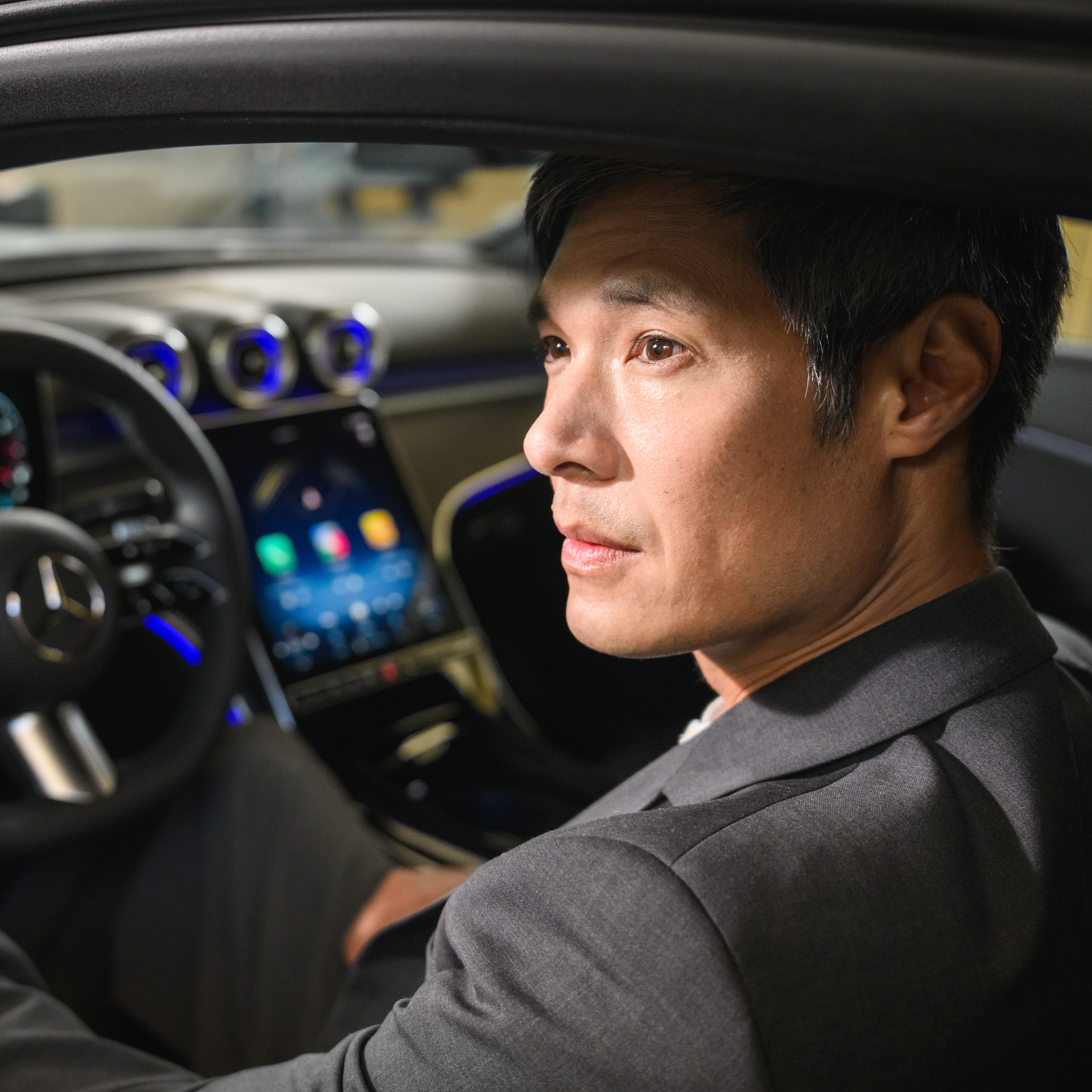 Un dealer Mercedes-Benz dă mâna cu un nou client
