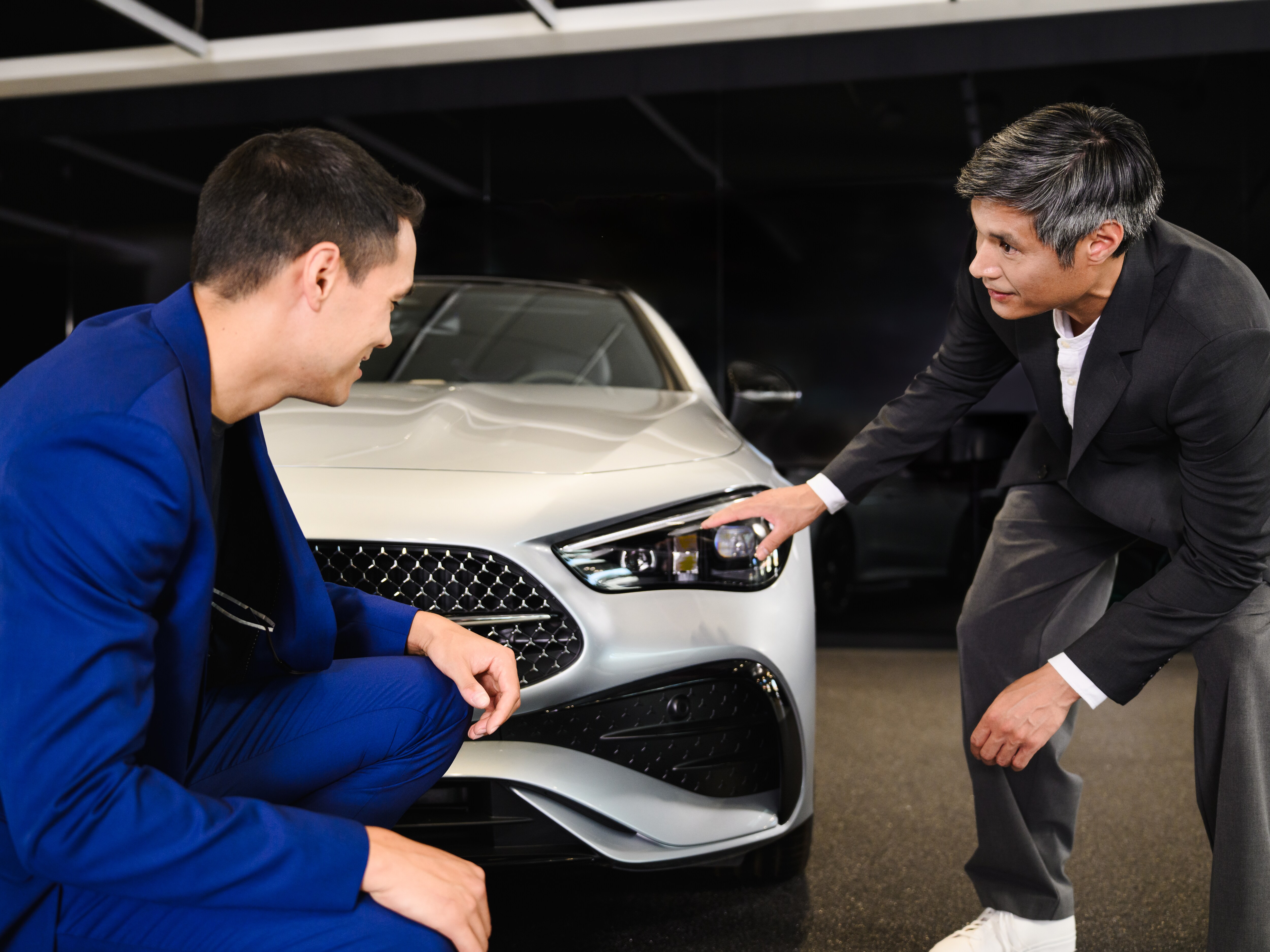 Cuplu langa masina​