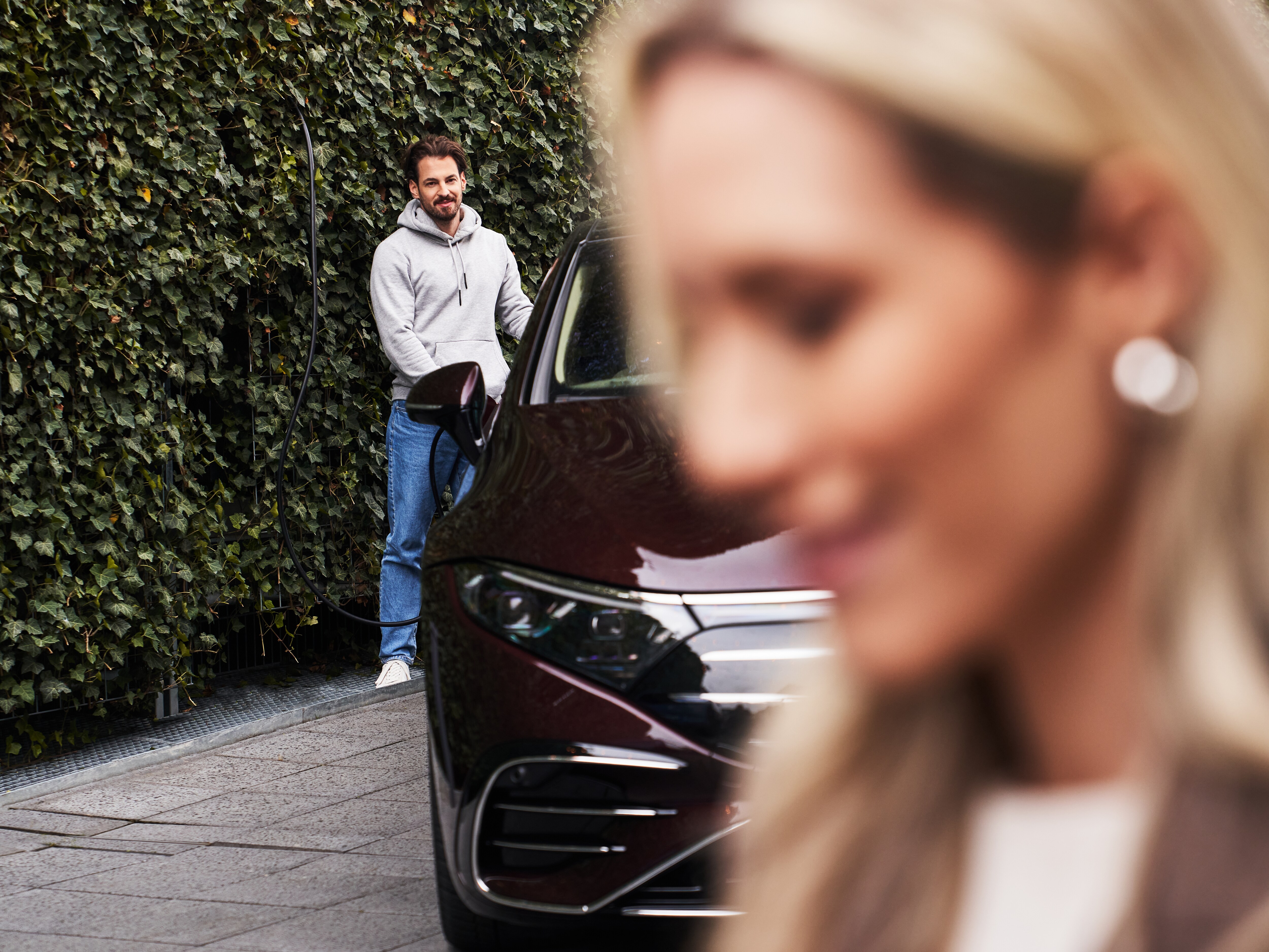 Cuplu analizând opțiuni de încheiere contract pentru un model Mercedes-Benz