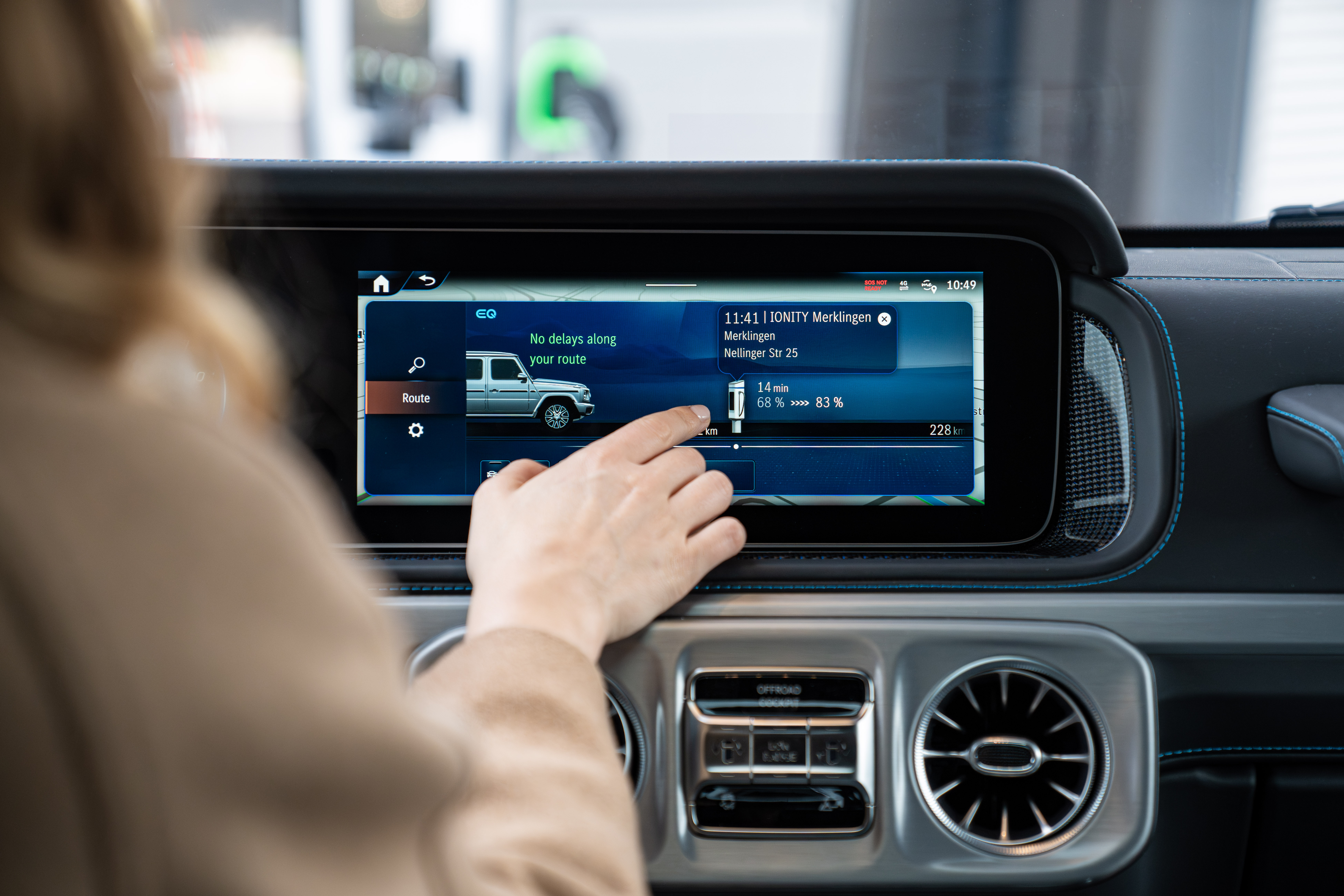 Oferte | Servicii financiare | Mercedes-Benz|Asigurări Un bărbat și o femeie stau la masă și se uită împreună la un laptop