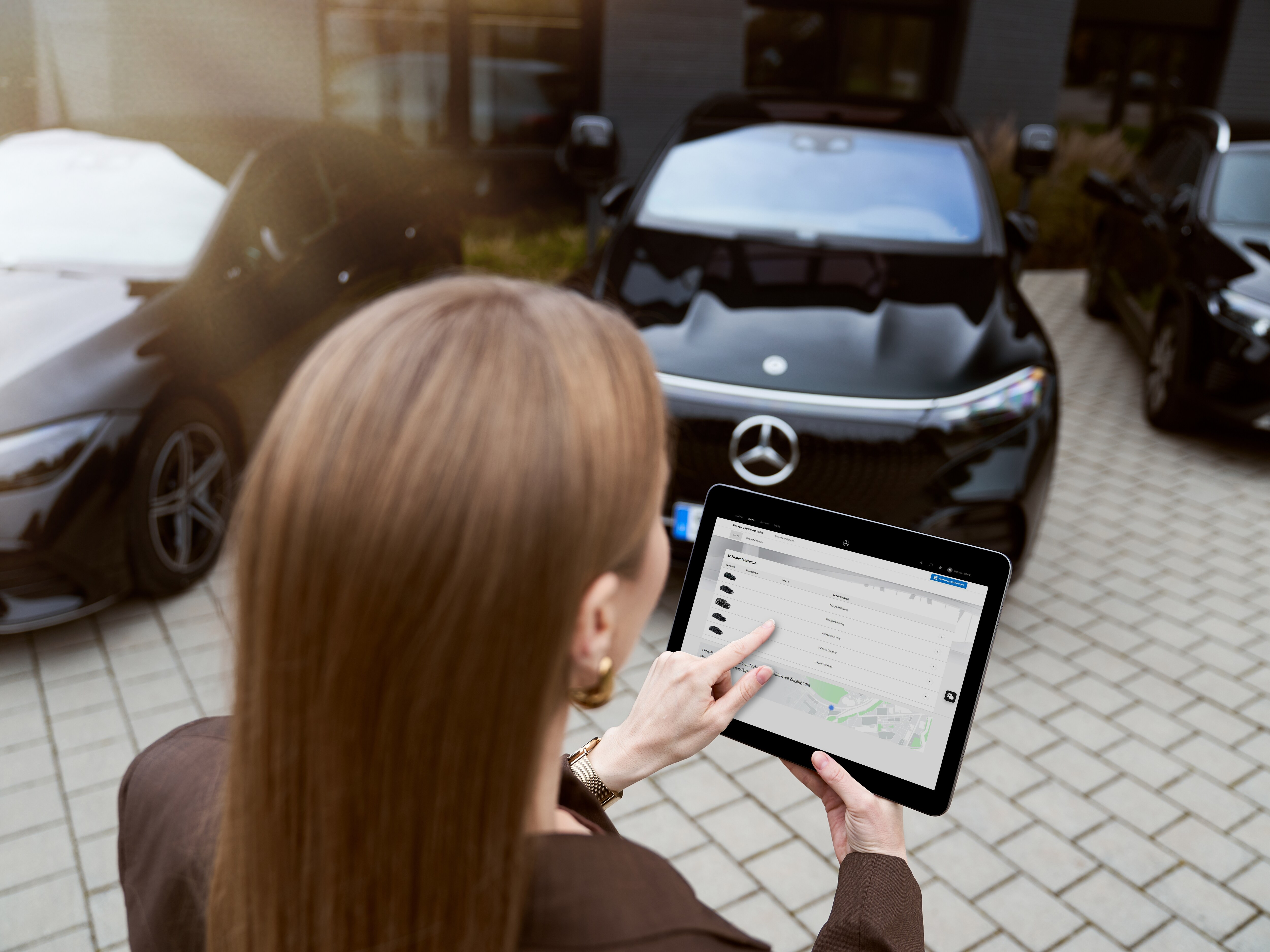 O femeie tocmai a pus la încărcat Mercedes-Benz-ul proaspăt finanțat.