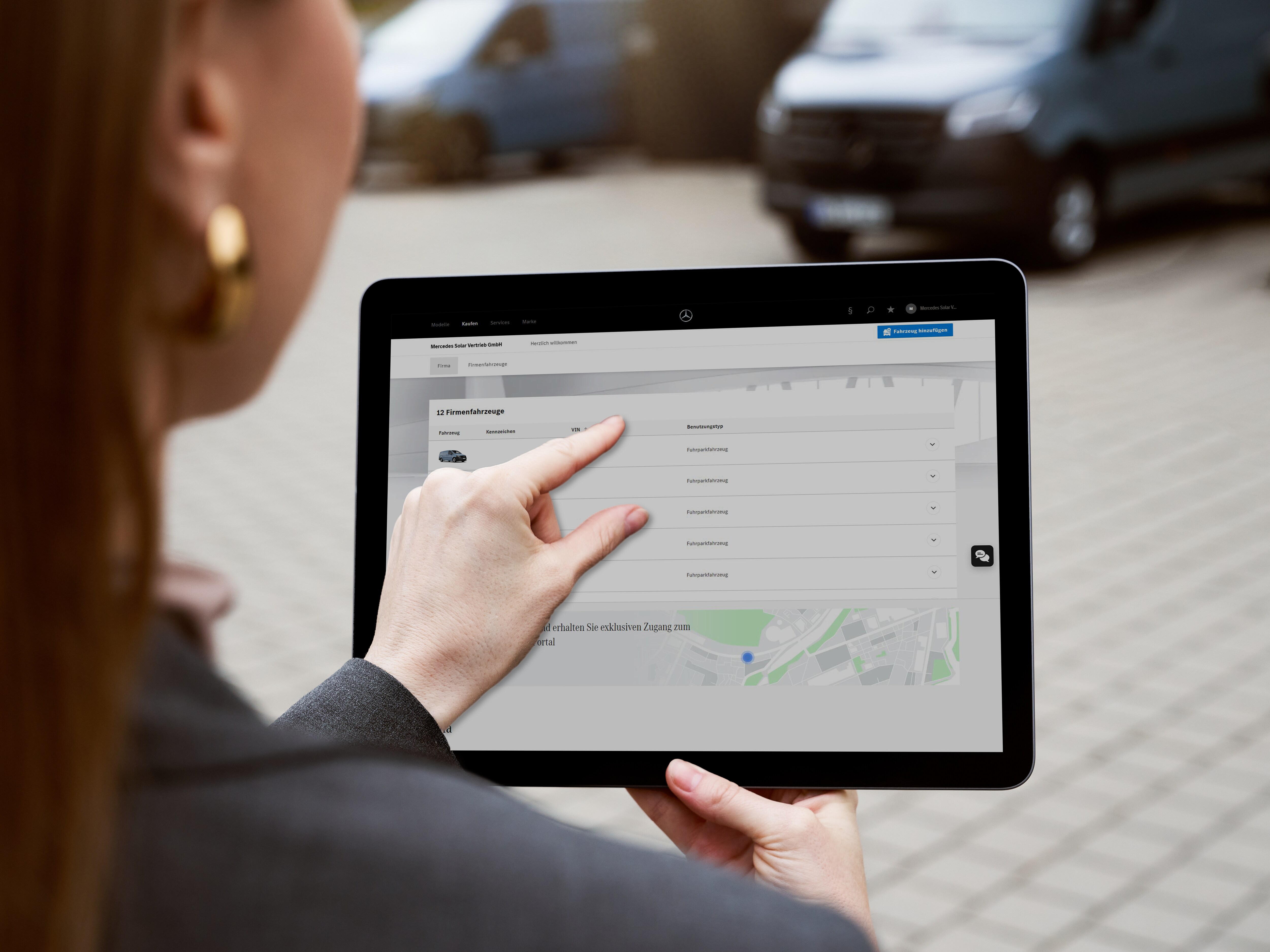 Un bărbat și o femeie stau într-un Mercedes-Benz EQS albastru, în timp ce dealerul le prezintă caracteristicile autovehiculului