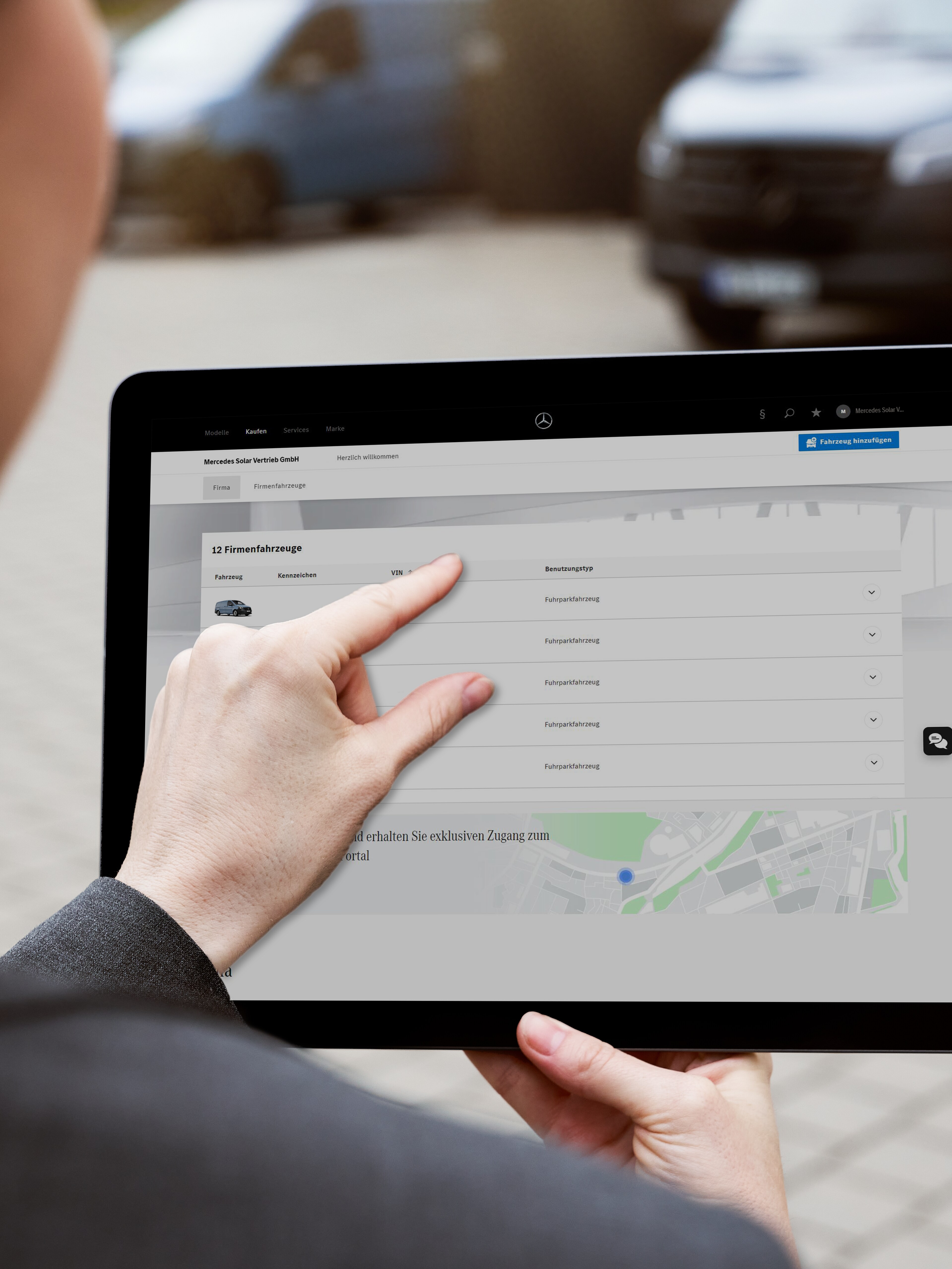 Discuție în fața unei furgonete de la Mercedes-Benz.