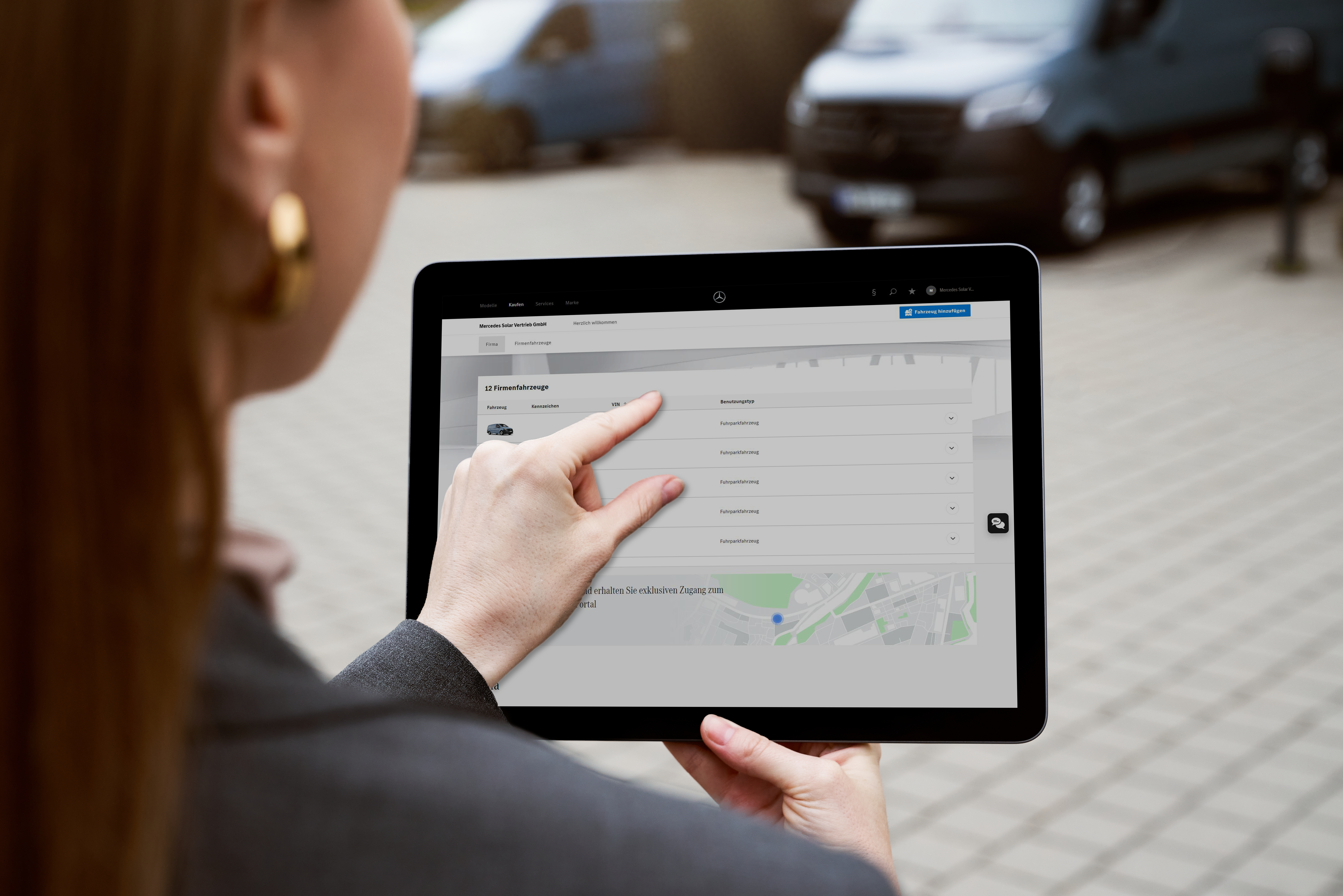 Mașini noi | Leasing și finanțare | Servicii financiare | Mercedes-Benz Financial Services Un bărbat și o femeie stau într-un Mercedes-Benz EQS albastru, în timp ce dealerul le prezintă caracteristicile autovehiculului