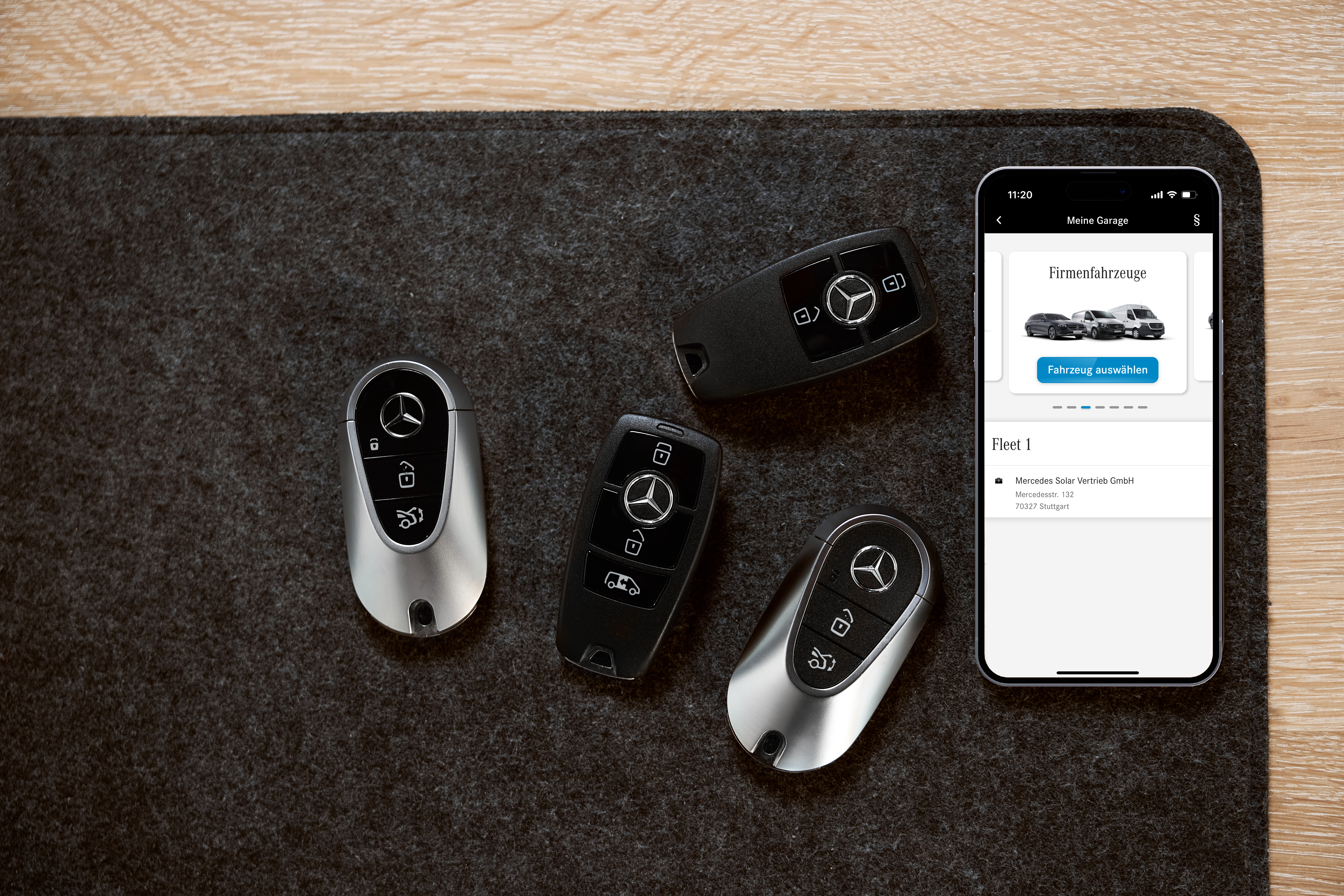 Autovehicule rulate | Leasing și finanțare | Servicii financiare | Mercedes-Benz Un bărbat și o femeie stau la masă cu un dealer Mercedes-Benz