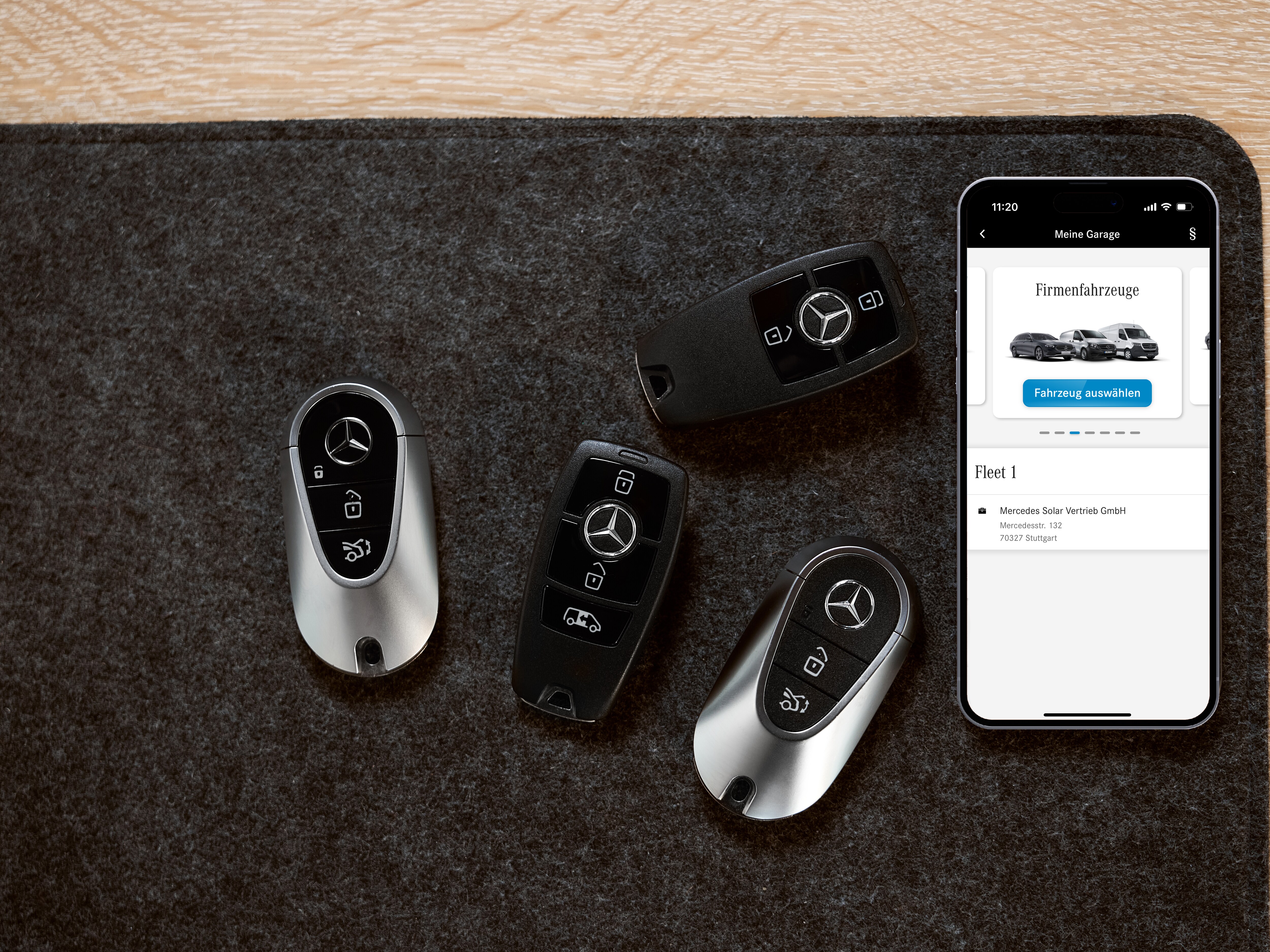 Un bărbat și o femeie stau la masă și se uită împreună la un laptop